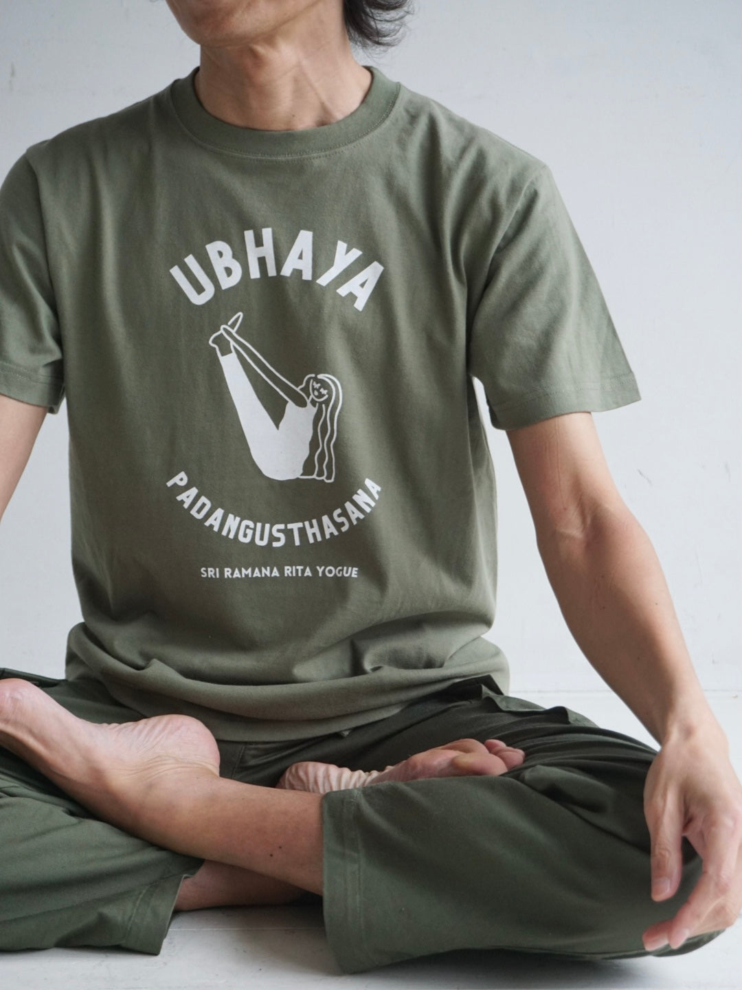 SRI.RAMANA.RITA.YOGUE／Ubhaya Padangusthasana Tシャツ（カーキ×白）