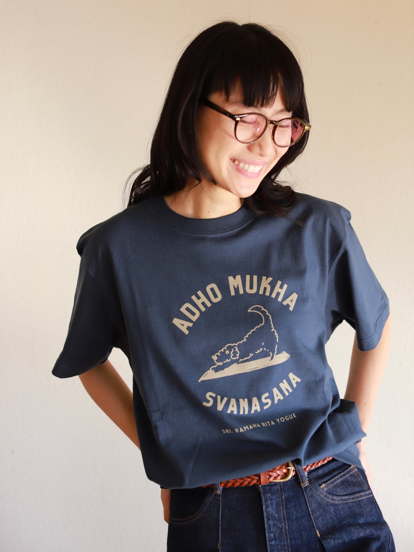 SRI.RAMANA.RITA.YOGUE 　ADHOMUKHA SVANASANA ／ダウンドッグ　Tシャツ(ネイビー×ベージュ）