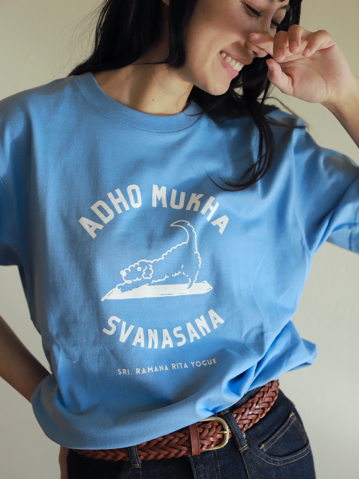 SRI.RAMANA.RITA.YOGUE 　ADHOMUKHA SVANASANA ／ダウンドッグ　Tシャツ（スカイブルー×白）