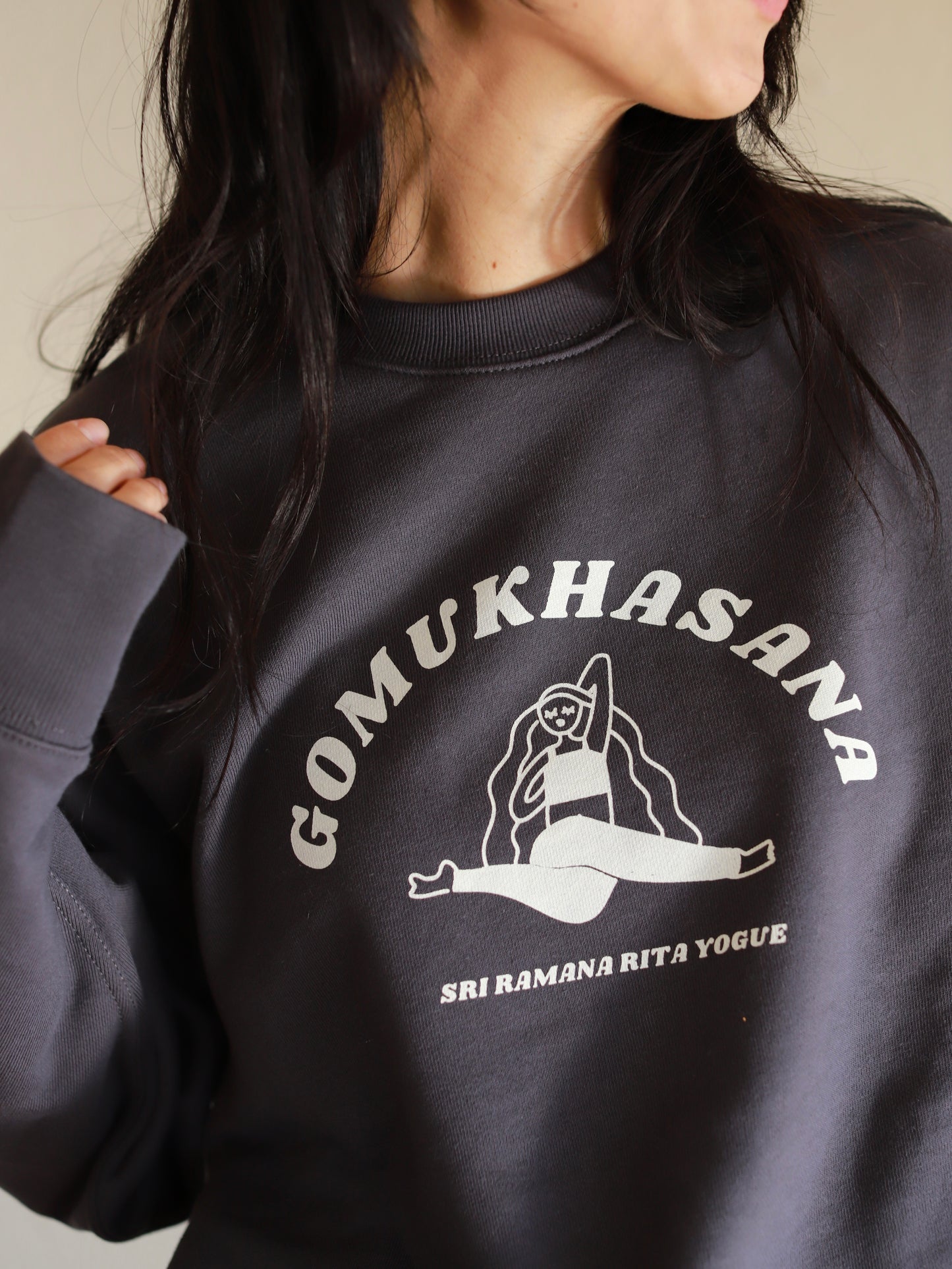 SRI.RAMANA.RITA.YOGUE  GOMUKHASANA　  ゴームカーサナ／牛の顔のポーズスウェット(ダークグレー×クリーム）