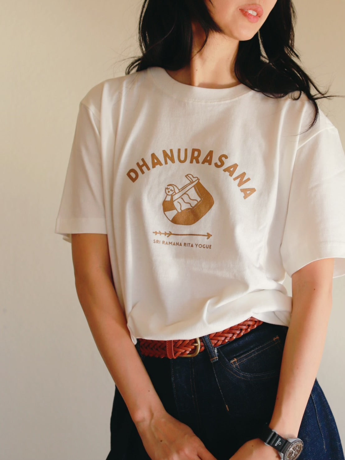 SRI.RAMANA.RITA.YOGUE 　DHANURASANA ／ダヌラーサナ　Tシャツ（白×ゴールド）