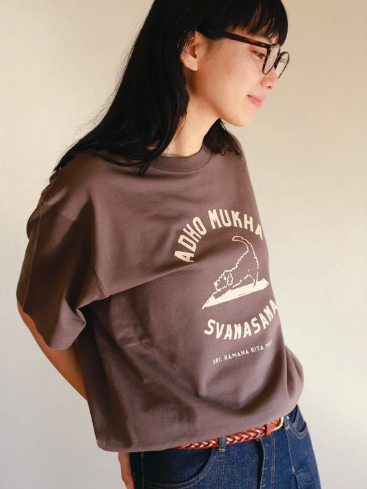 SRI.RAMANA.RITA.YOGUE 　ADHOMUKHA SVANASANA ／ダウンドッグ　Tシャツ（ブラウン×ベージュ）