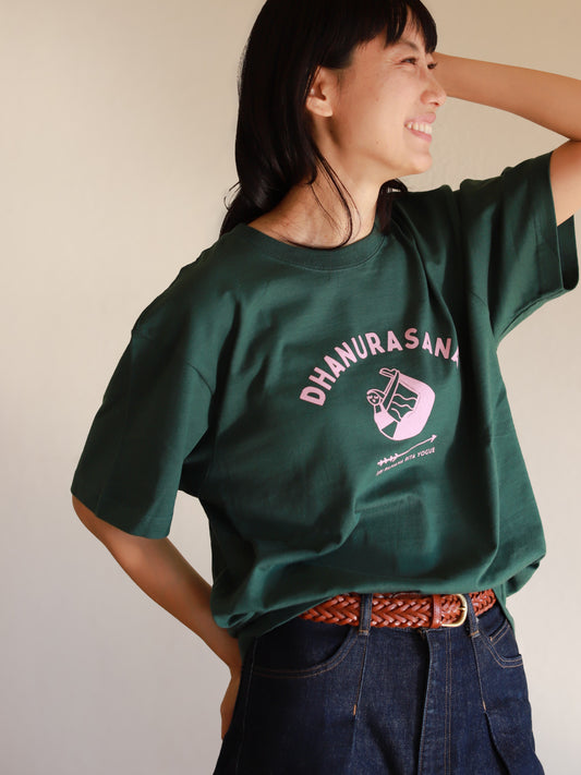 SRI.RAMANA.RITA.YOGUE 　DHANURASANA ／ダヌラーサナ　Tシャツ（グリーン×ピンク）