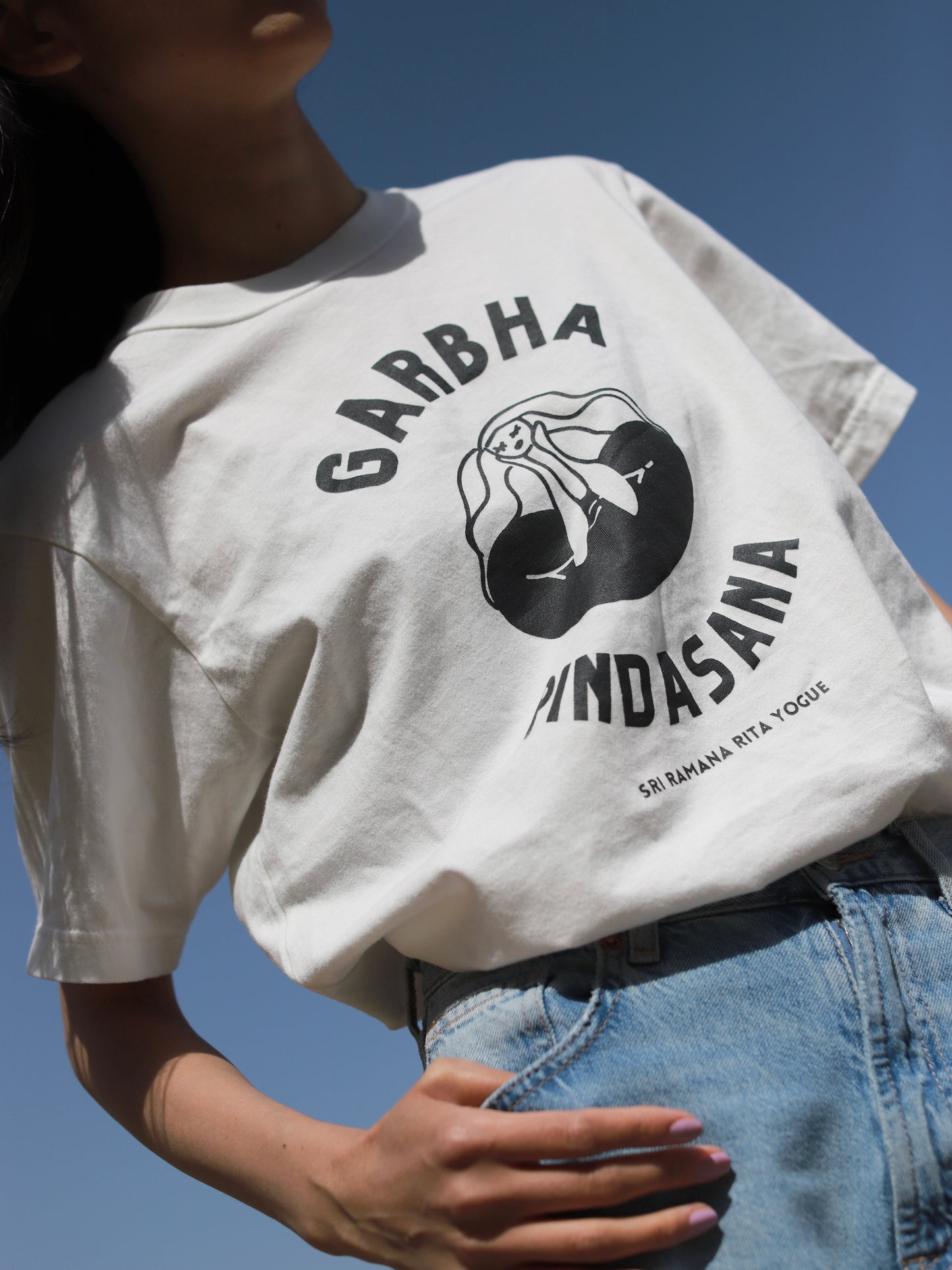 SRI.RAMANA.RITA.YOGUE／GARBHA PINDASNA Tシャツ（白× 黒）