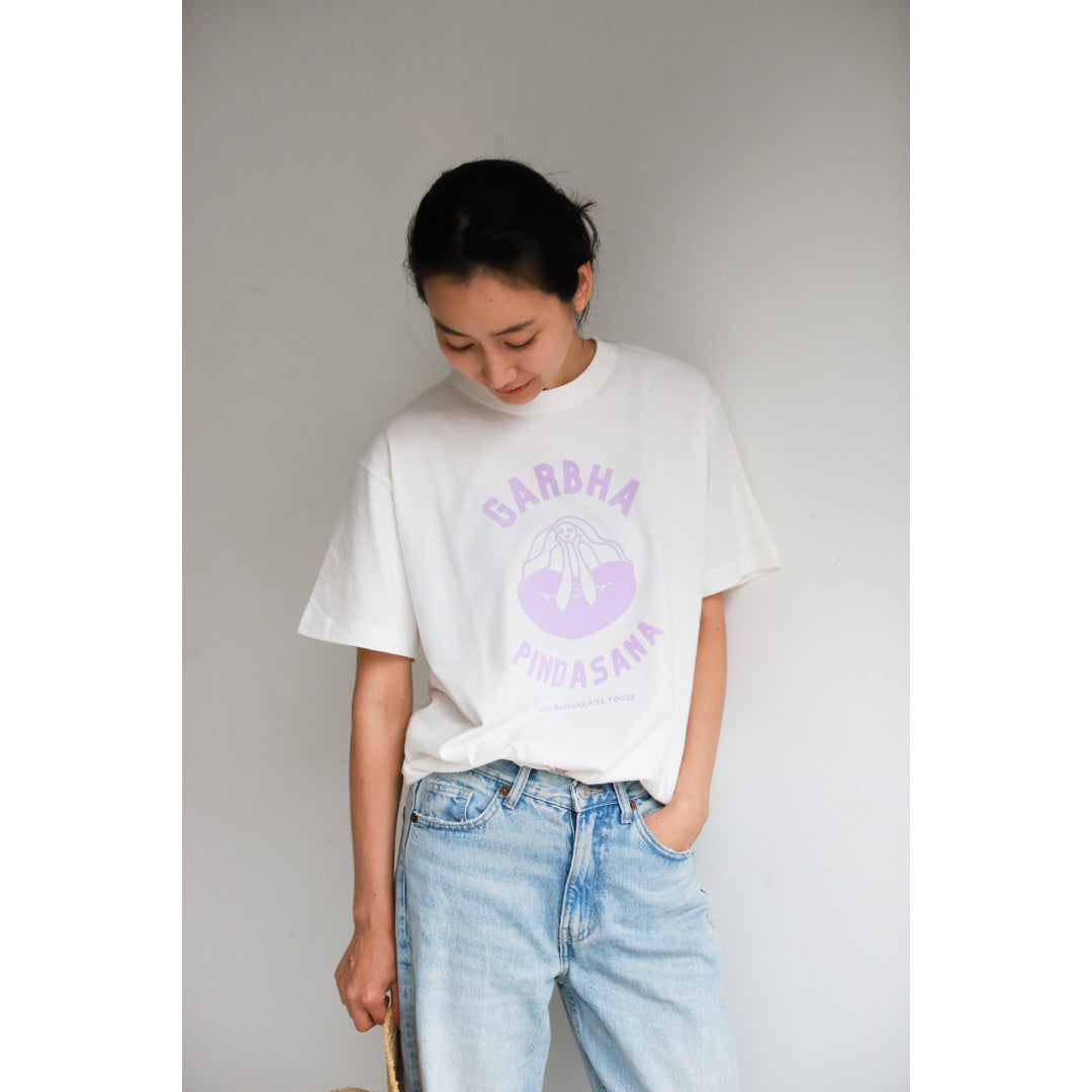 SRI.RAMANA.RITA.YOGUE／GARBHA PINDASNA Tシャツ（白× ライトパープル）