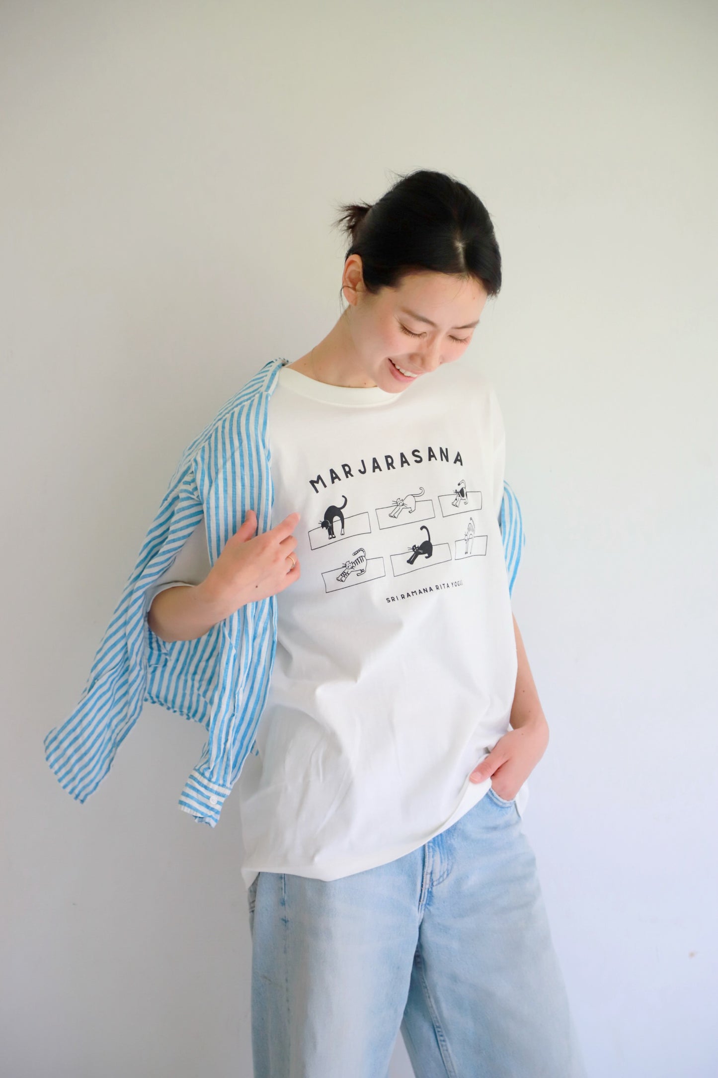 SRI.RAMANA.RITA.YOGUE MARJARASANA 猫のポーズ Tシャツ（オフホワイト×黒）