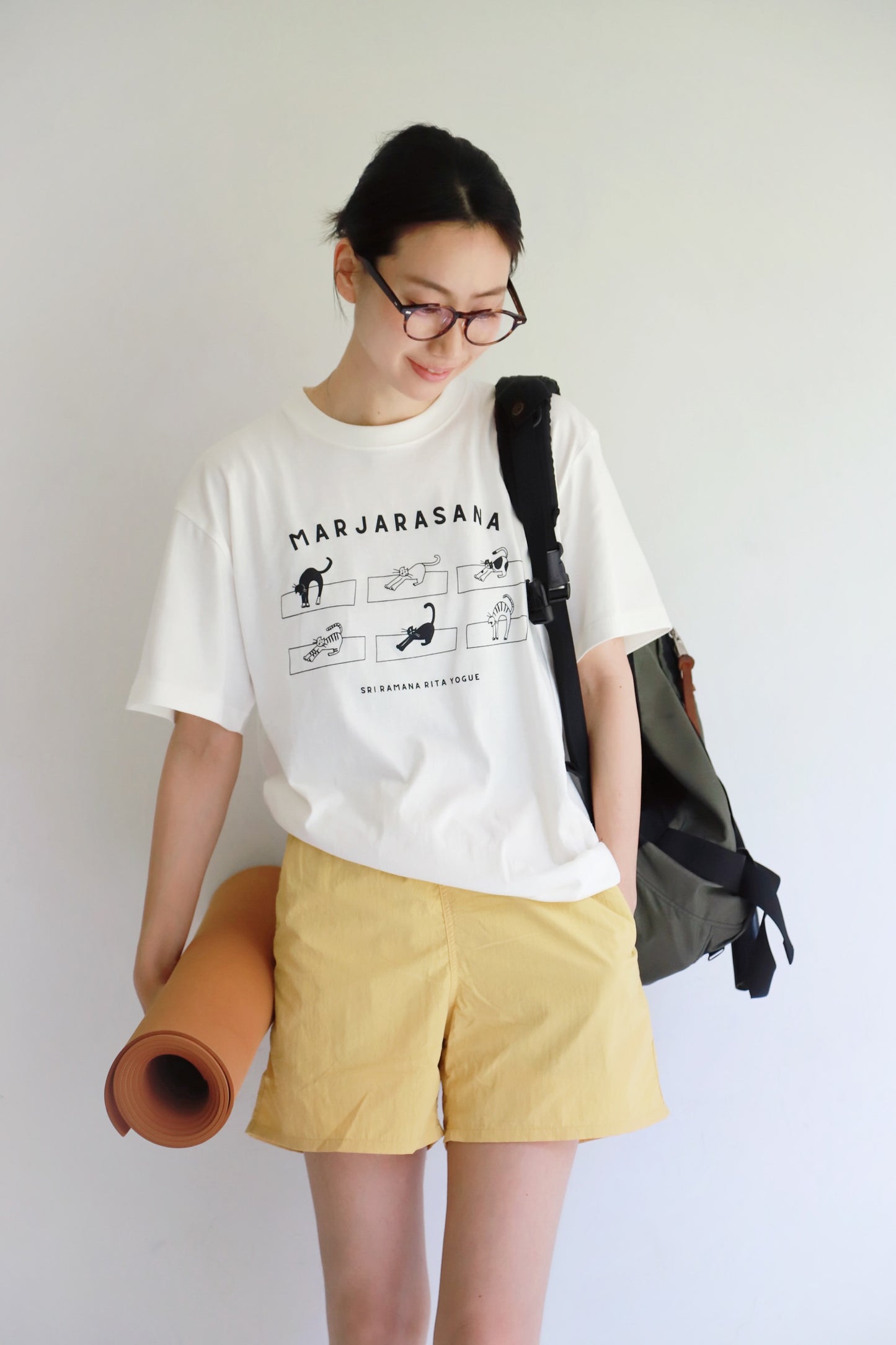 SRI.RAMANA.RITA.YOGUE MARJARASANA 猫のポーズ Tシャツ（オフホワイト×黒）