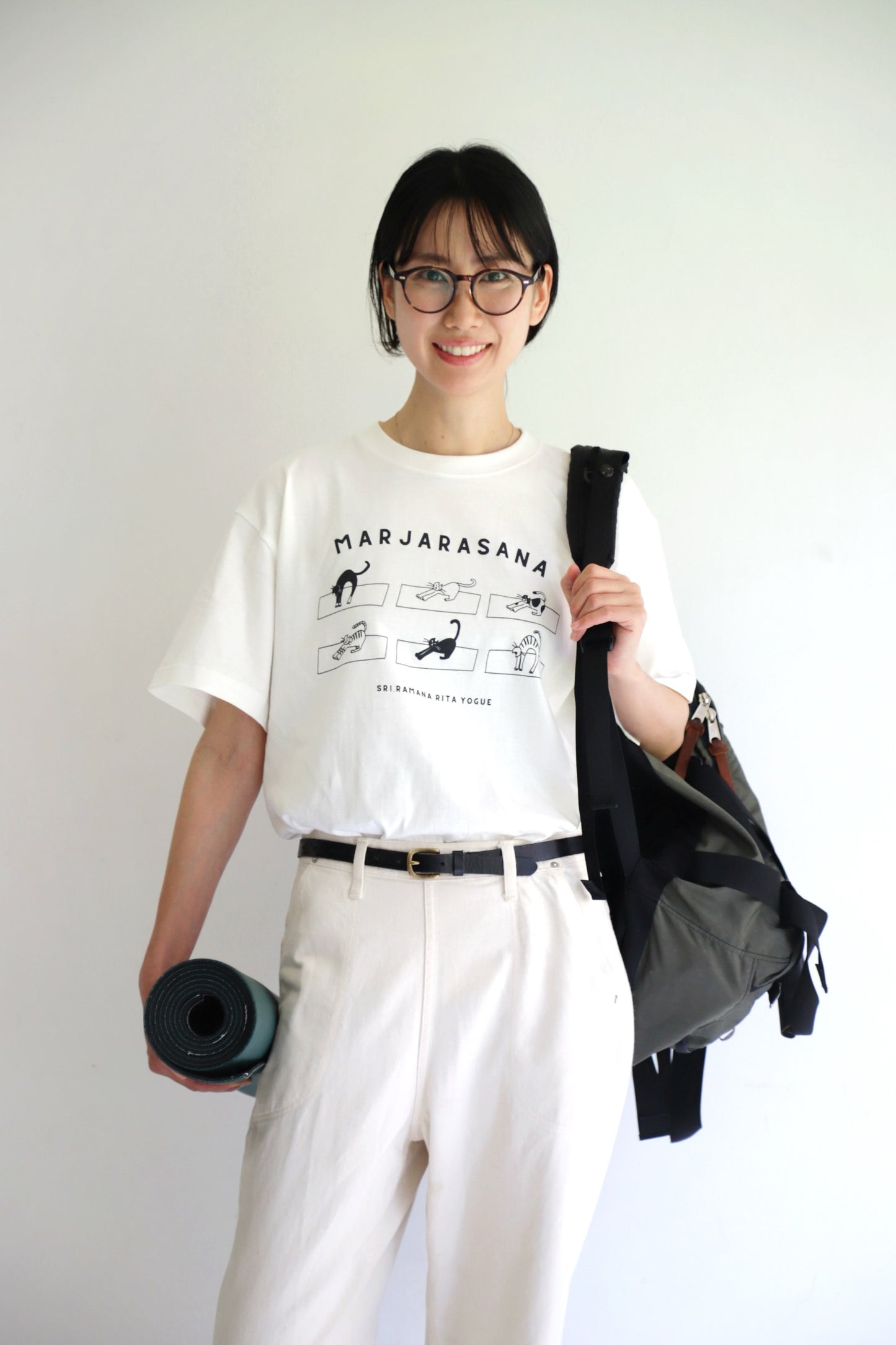 SRI.RAMANA.RITA.YOGUE MARJARASANA 猫のポーズ Tシャツ（オフホワイト×黒）
