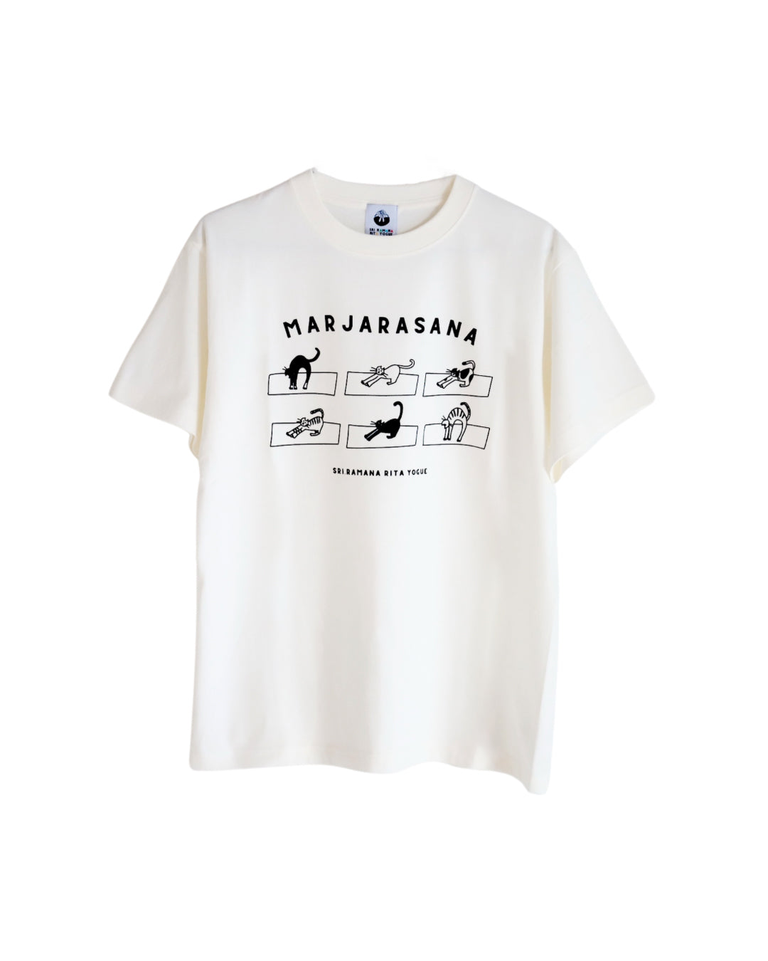 SRI.RAMANA.RITA.YOGUE MARJARASANA 猫のポーズ Tシャツ（オフホワイト×黒）