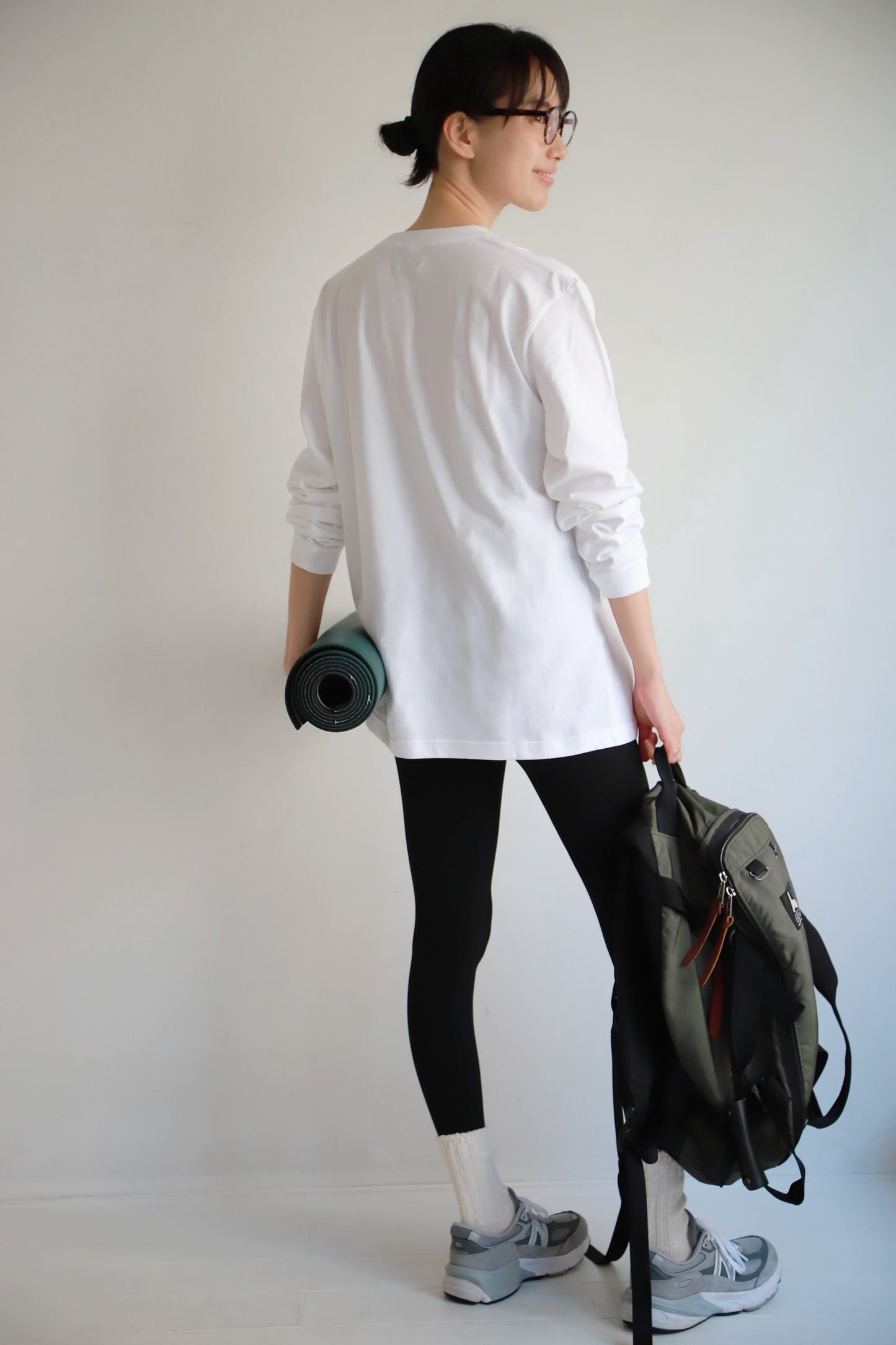 SRI.RAMANA.RITA.YOGUE MARJARASANA 猫のポーズ ロングTシャツ（白×黒）