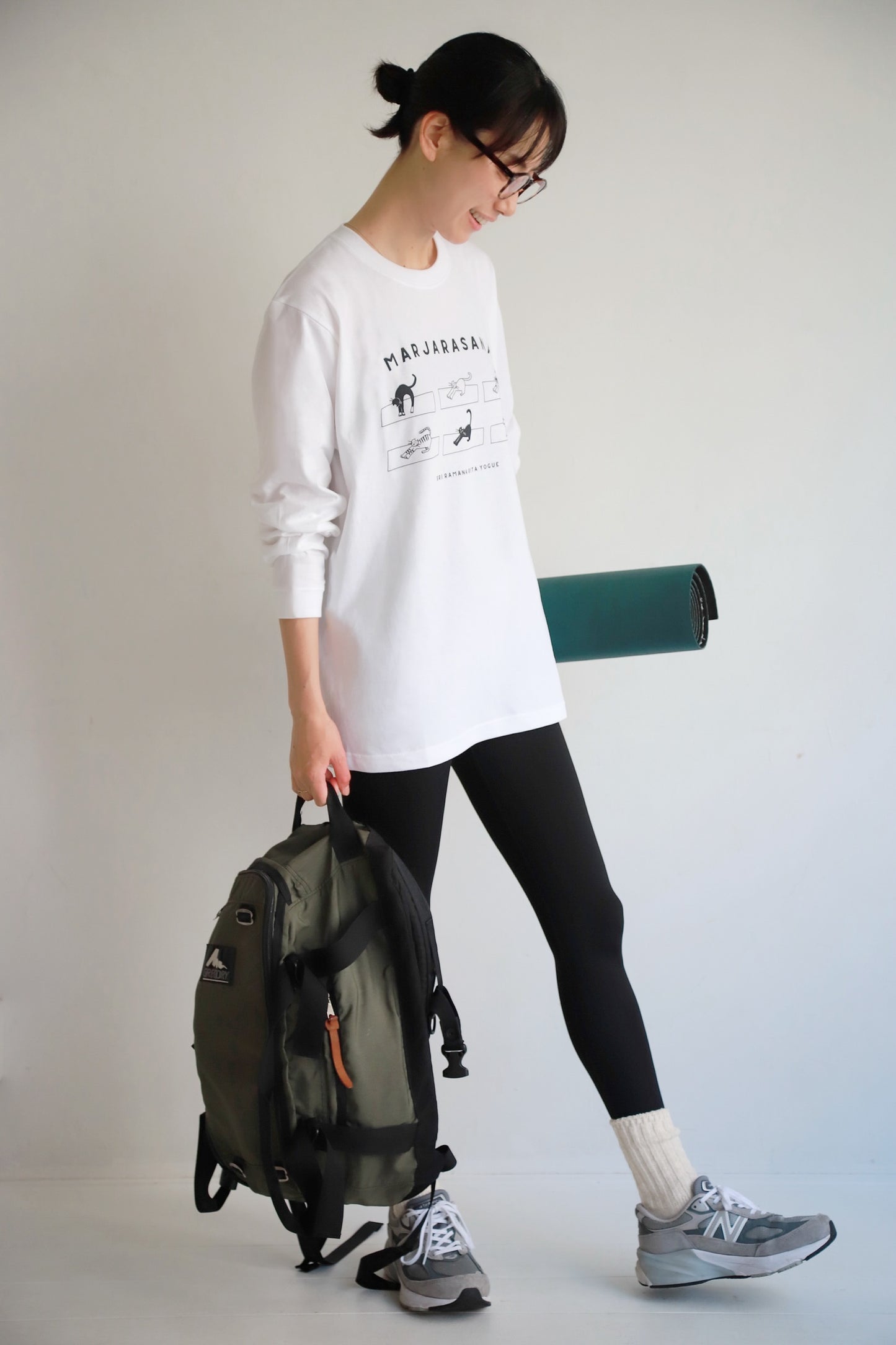 SRI.RAMANA.RITA.YOGUE MARJARASANA 猫のポーズ ロングTシャツ（白×黒）