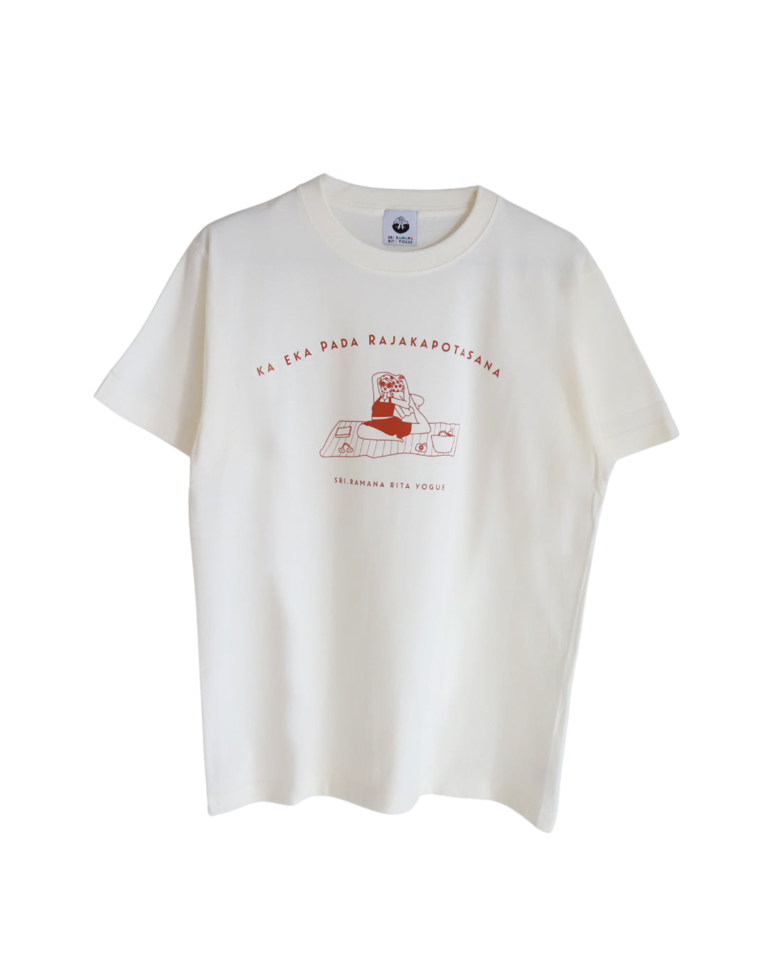 SRI.RAMANA.RITA.YOGUE/EKA PADA RAJAKAPOTASANA Tシャツ（白×テラコッタレッド）