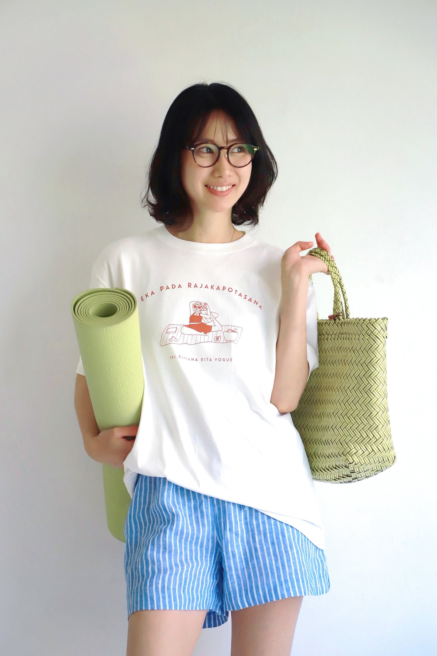 SRI.RAMANA.RITA.YOGUE/EKA PADA RAJAKAPOTASANA Tシャツ（白×テラコッタレッド）