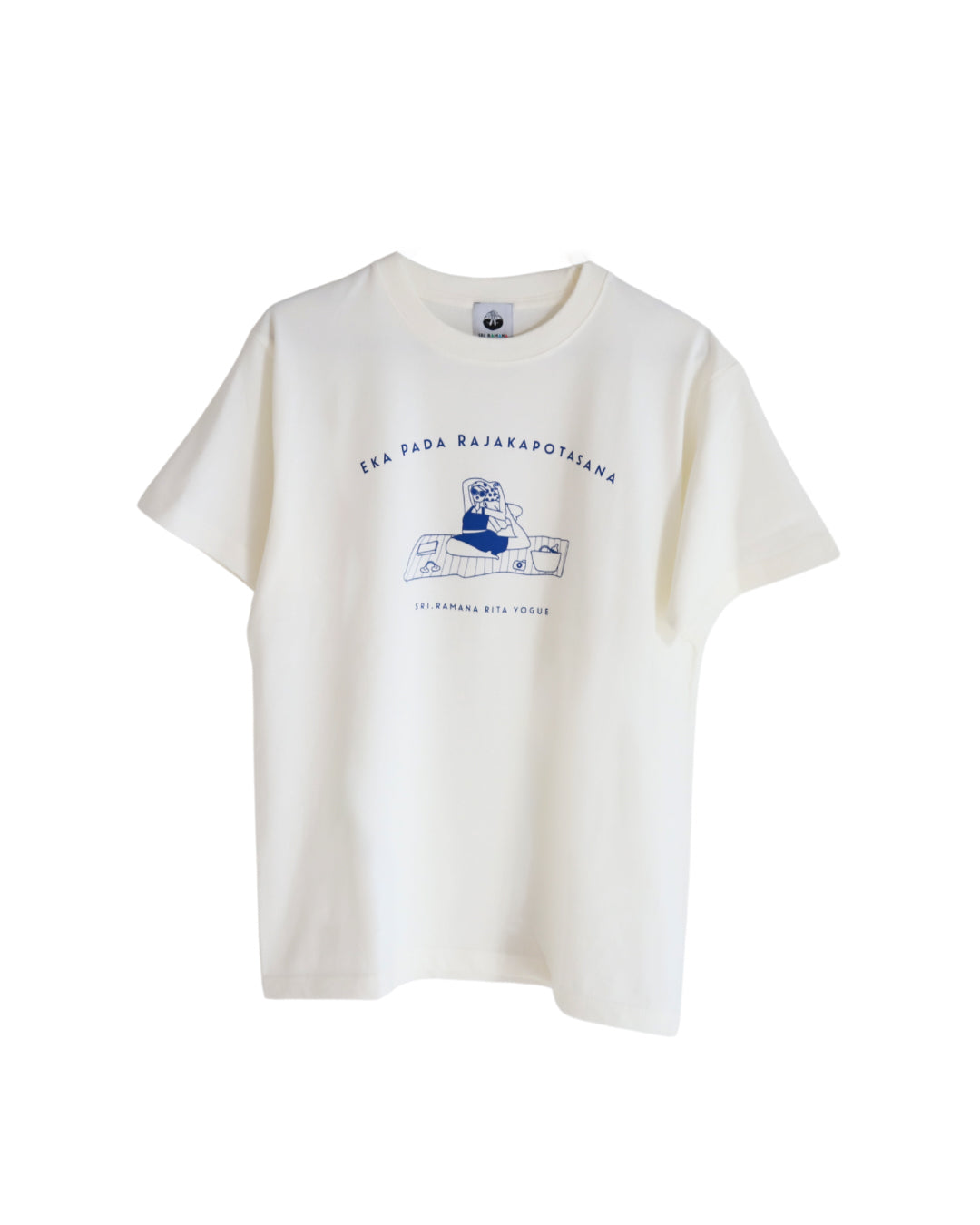 SRI.RAMANA.RITA.YOGUE/EKA PADA RAJAKAPOTASANA Tシャツ（白×ブルー）