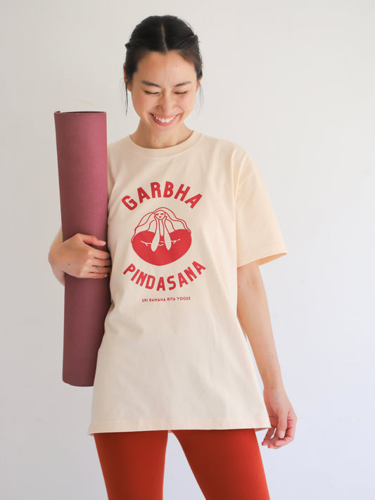 SRI.RAMANA.RITA.YOGUE 　GARBHA PINDASNA ガルバピンダーサナ Tシャツ（スキンベージュ×赤）