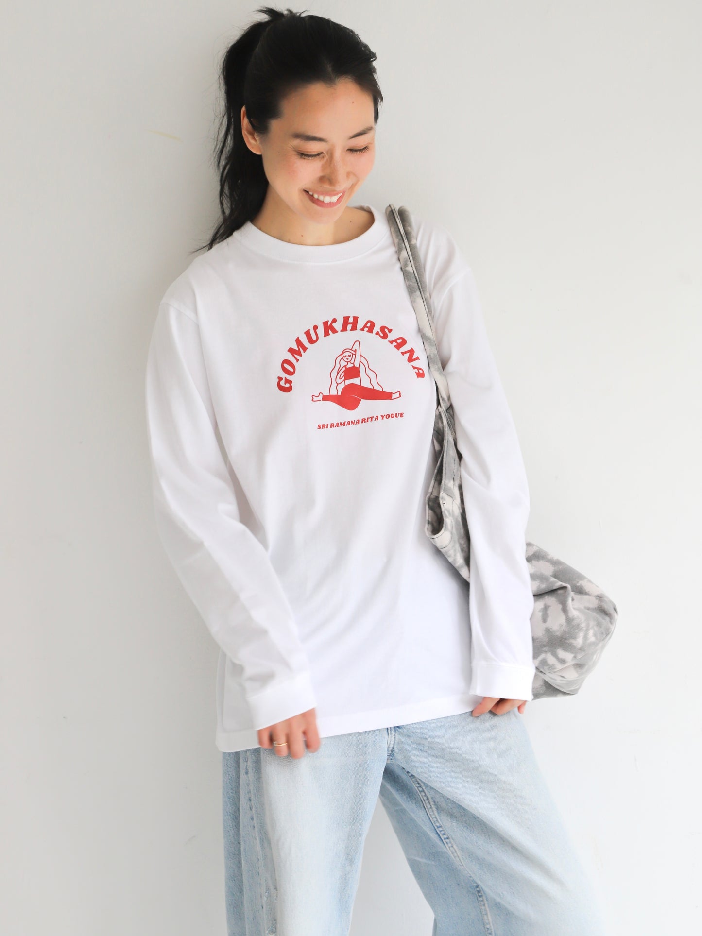 SRI.RAMANA.RITA.YOGUE ADHOMUKHA SVANASANA ／ダウンドッグ　ロングTシャツ（白×ディープモスグリーン）アド