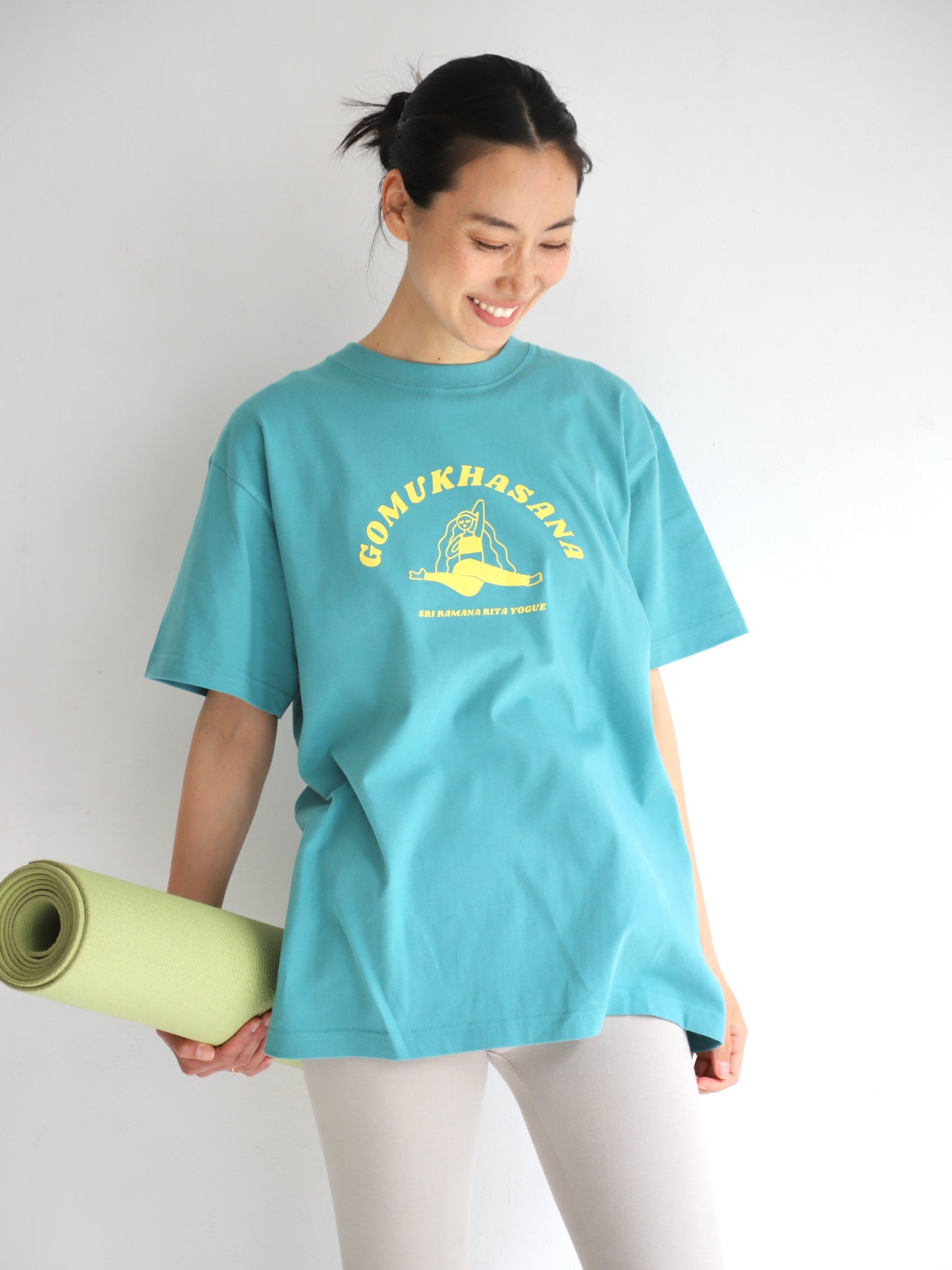 SRI.RAMANA.RITA.YOGUE  GOMUKHASANA　ゴームカーサナ／牛の顔のポーズ　Tシャツ(ビーチグリーン×イエロー））