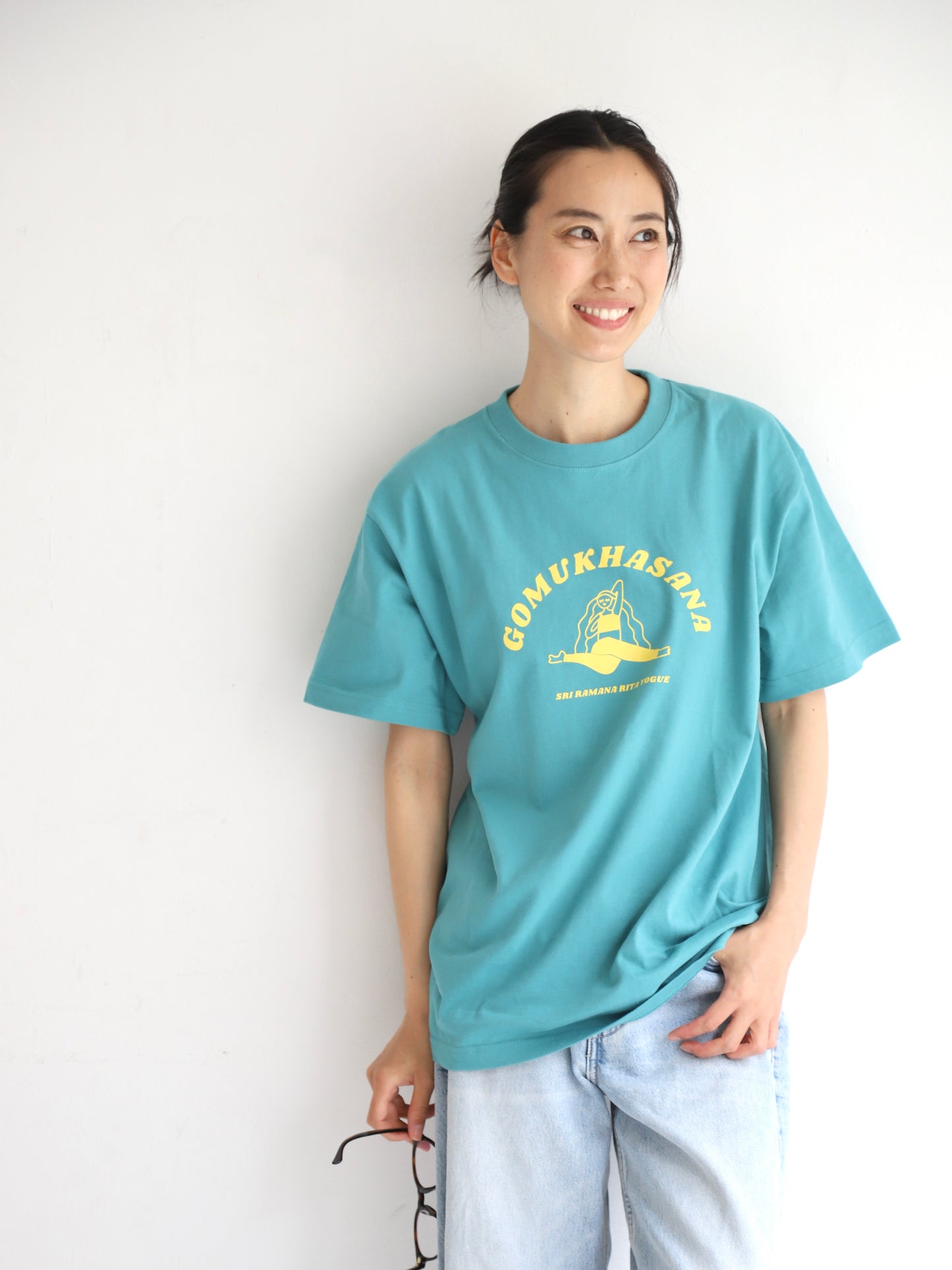 SRI.RAMANA.RITA.YOGUE  GOMUKHASANA　ゴームカーサナ／牛の顔のポーズ　Tシャツ(ビーチグリーン×イエロー））