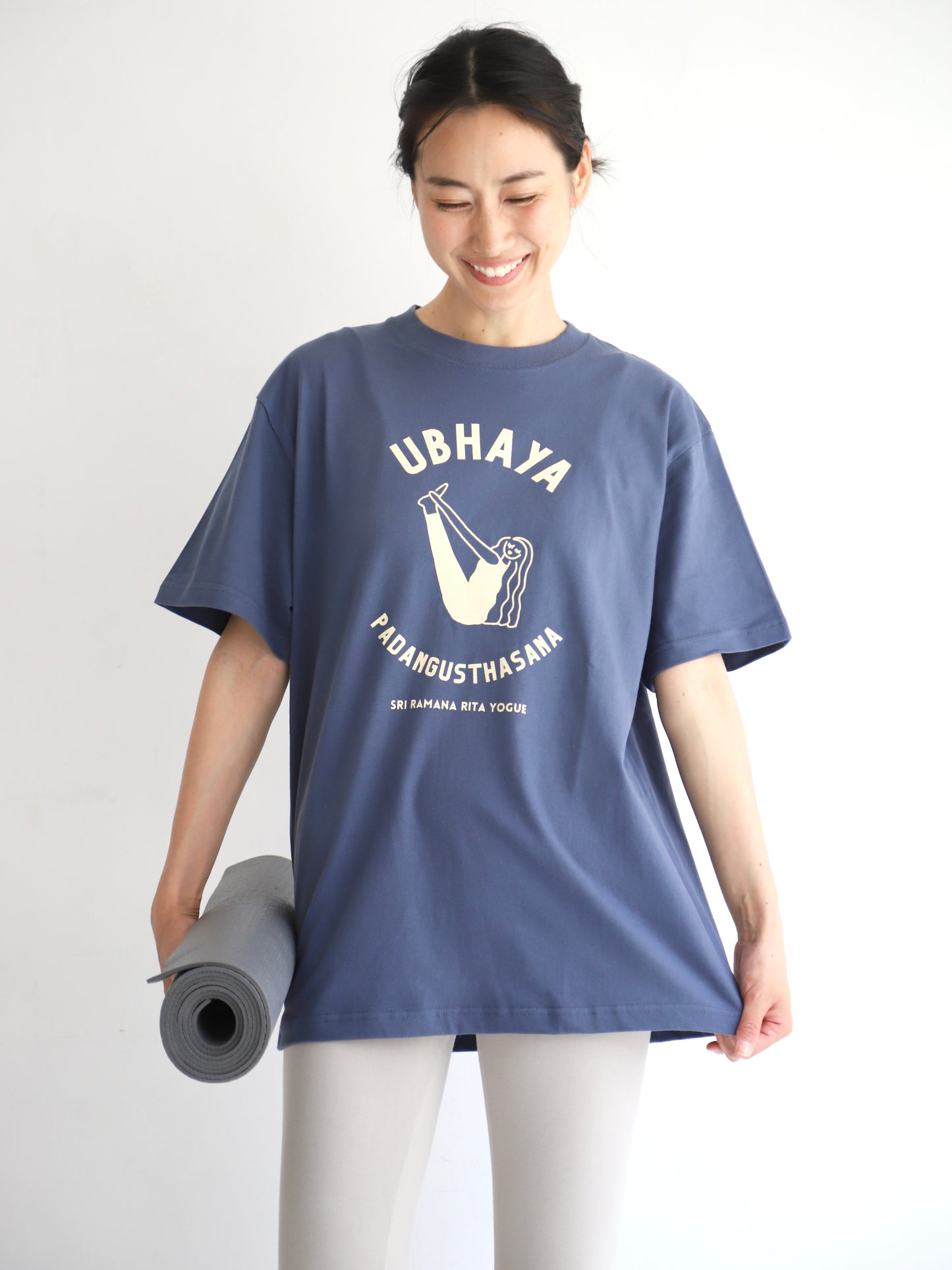 SRI.RAMANA.RITA.YOGUE／UBHAYA PADANGUSTHASANA Tシャツ（ネイビー×ベージュ）