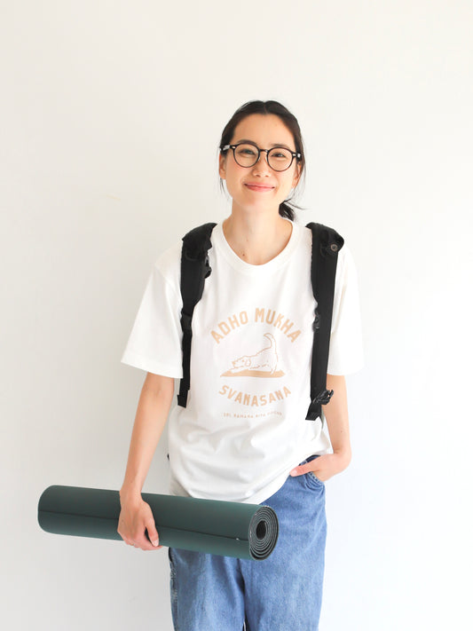 SRI.RAMANA.RITA.YOGUE  ADHOMUKHA SVANASANA ／ダウンドッグ　Tシャツ（オフホワイト×ベージュ）