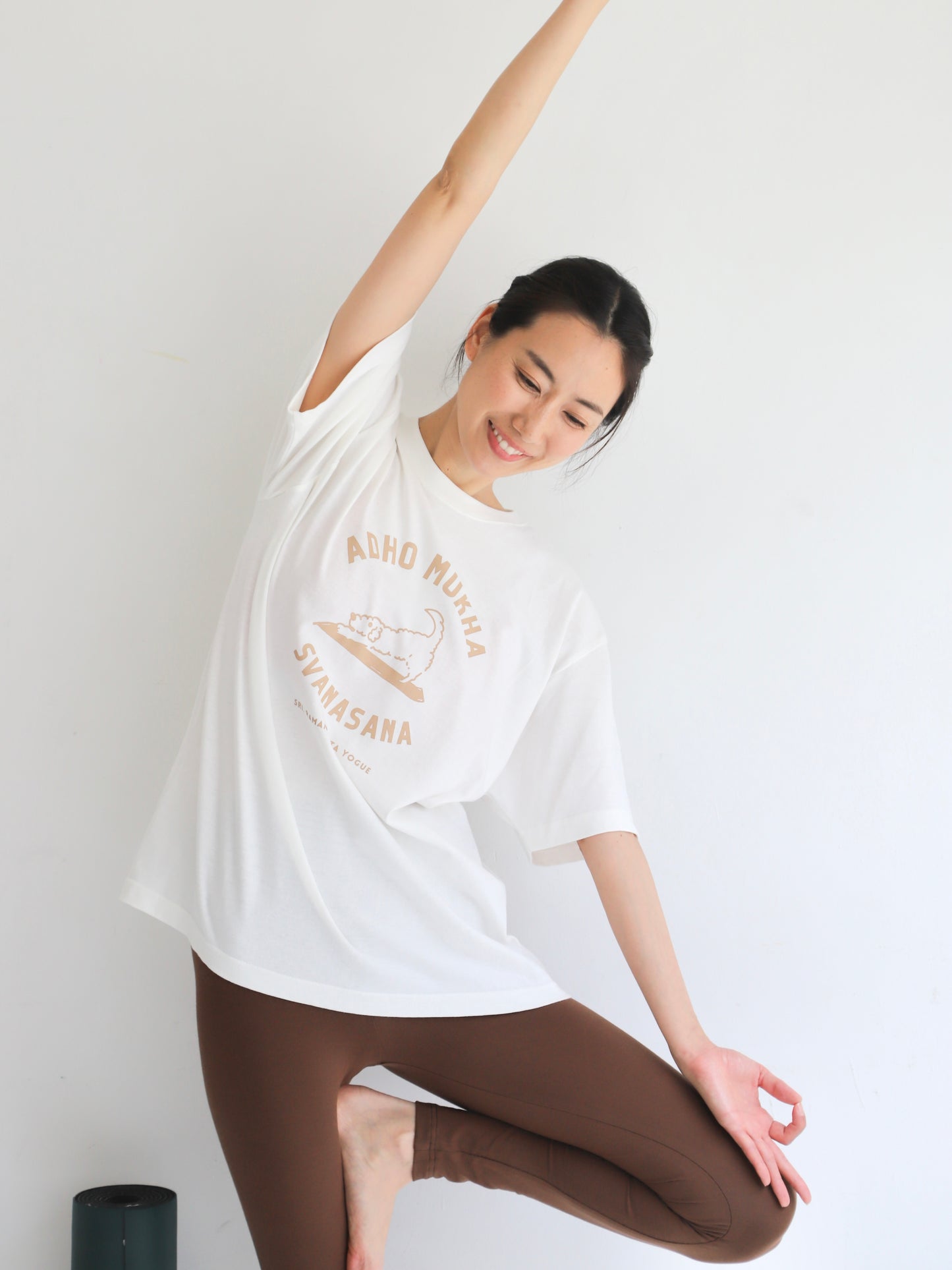 SRI.RAMANA.RITA.YOGUE  ADHOMUKHA SVANASANA ／ダウンドッグ　Tシャツ（オフホワイト×ベージュ）