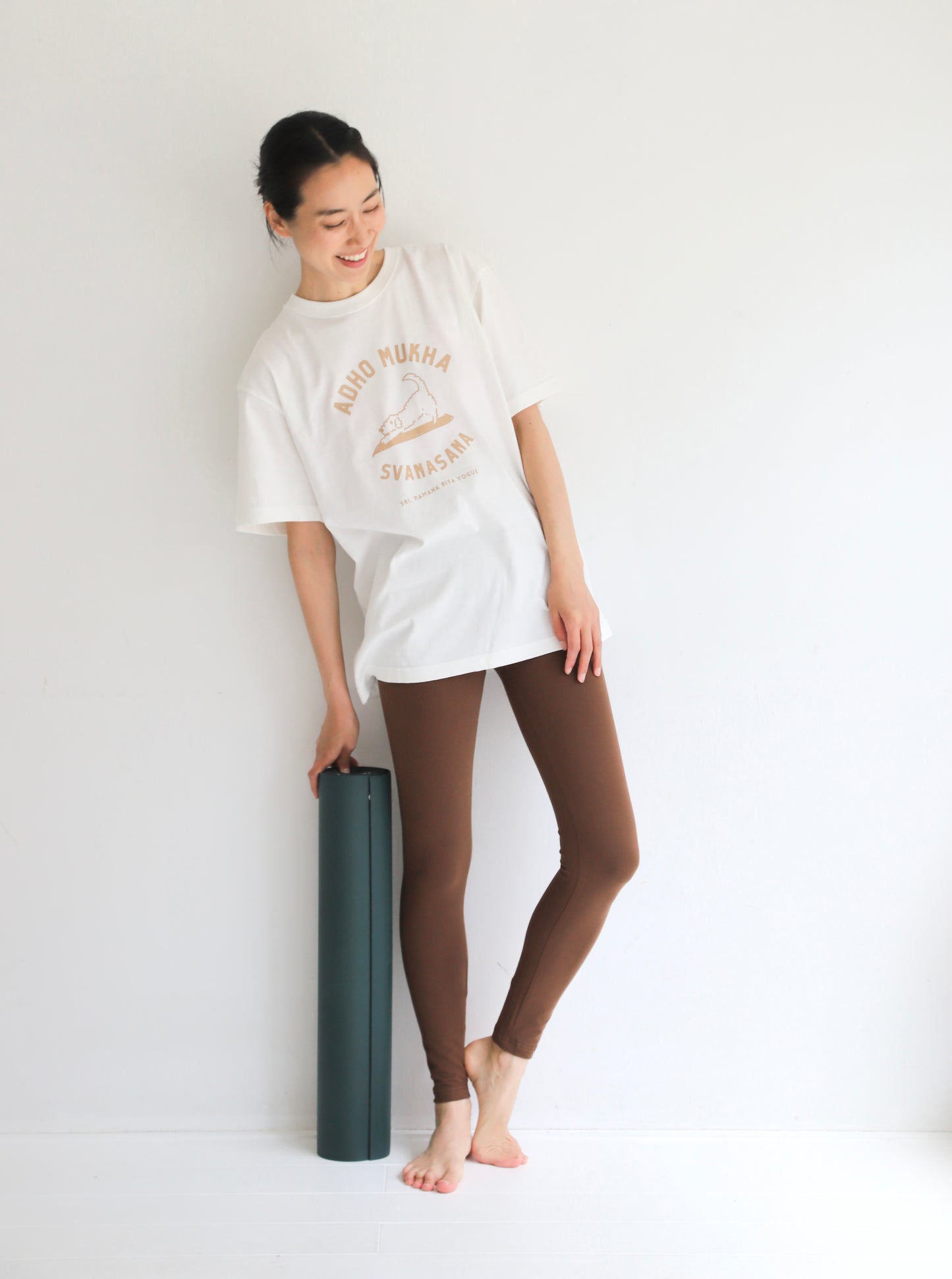SRI.RAMANA.RITA.YOGUE  ADHOMUKHA SVANASANA ／ダウンドッグ　Tシャツ（オフホワイト×ベージュ）