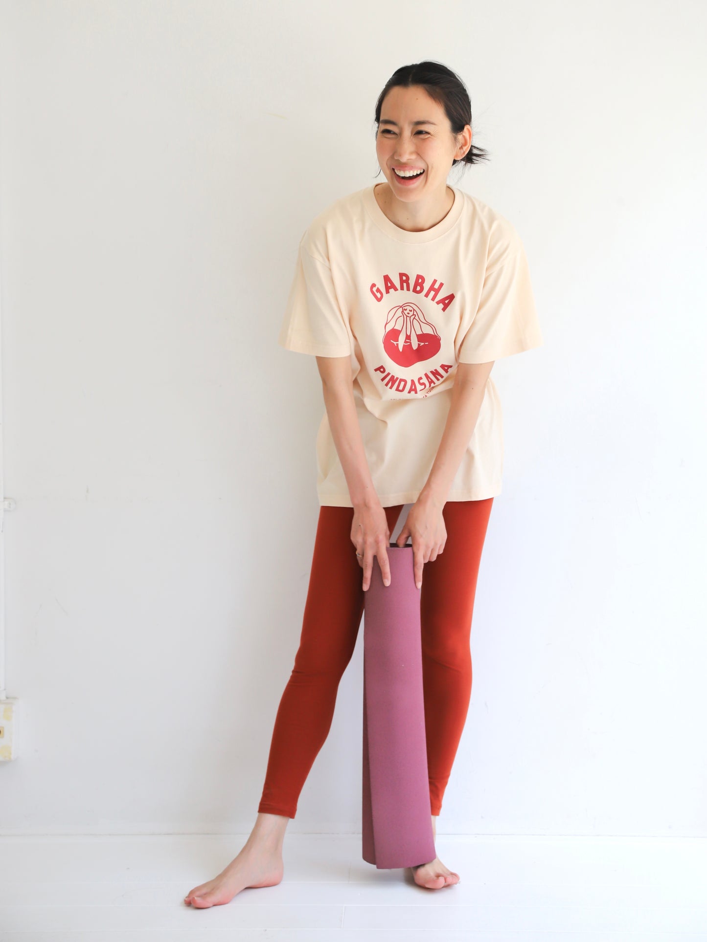 SRI.RAMANA.RITA.YOGUE 　GARBHA PINDASNA ガルバピンダーサナ Tシャツ（スキンベージュ×赤）