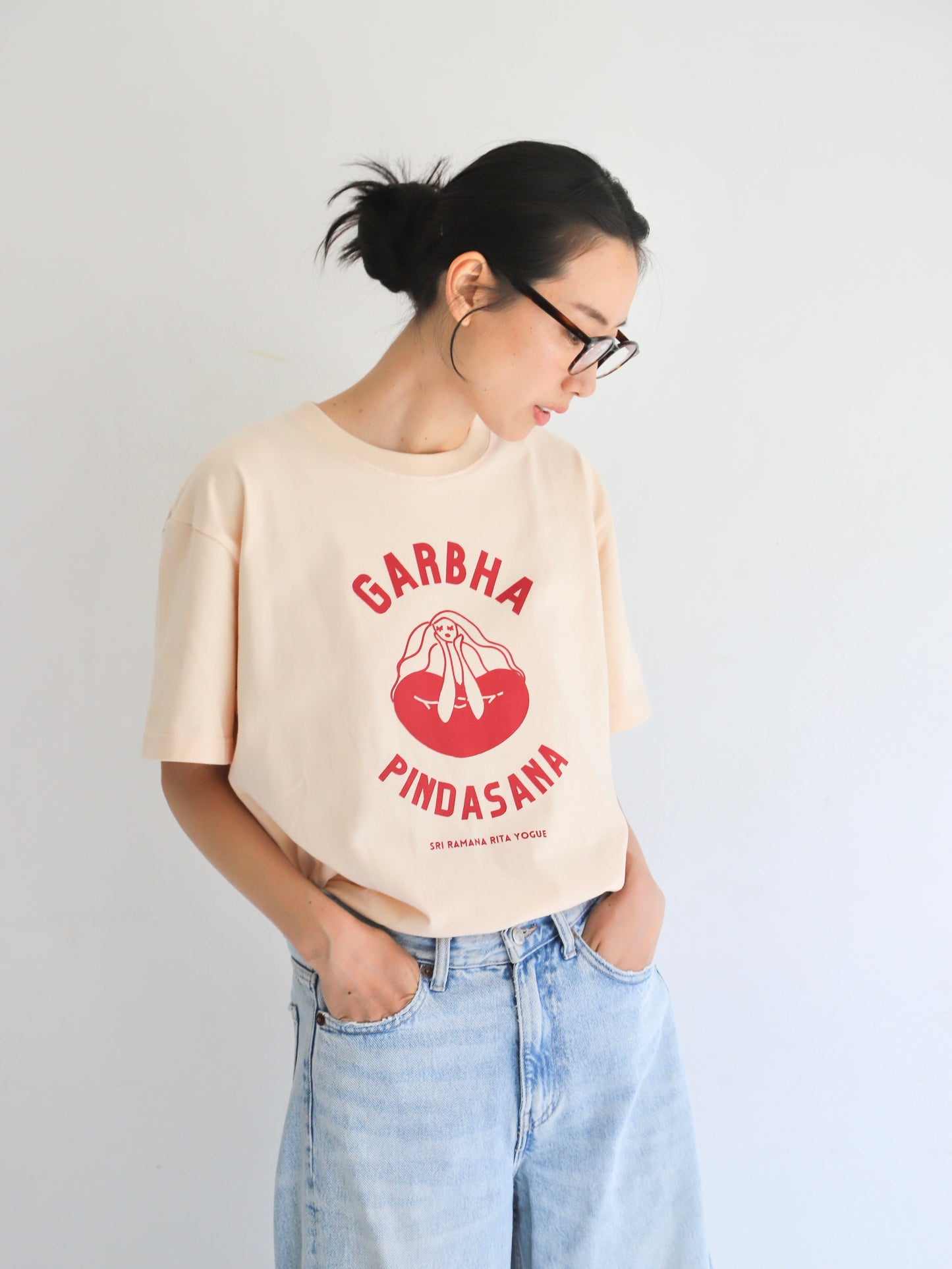 SRI.RAMANA.RITA.YOGUE 　GARBHA PINDASNA ガルバピンダーサナ Tシャツ（スキンベージュ×赤）