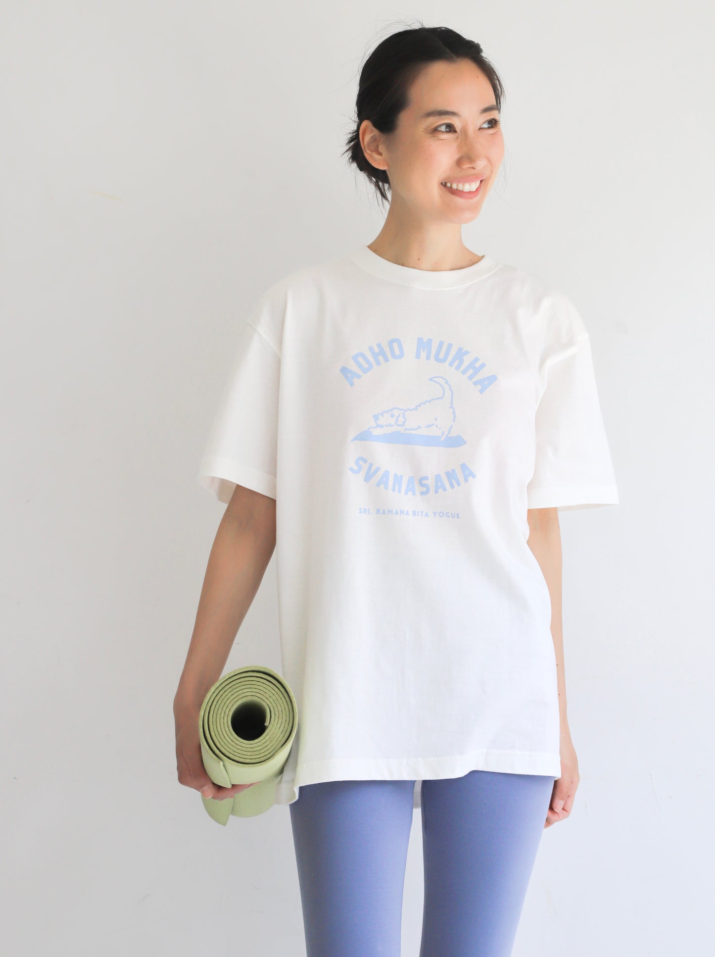 SRI.RAMANA.RITA.YOGUE  ADHOMUKHA SVANASANA ／ダウンドッグ　Tシャツ（オフホワイト×サワーブルー）