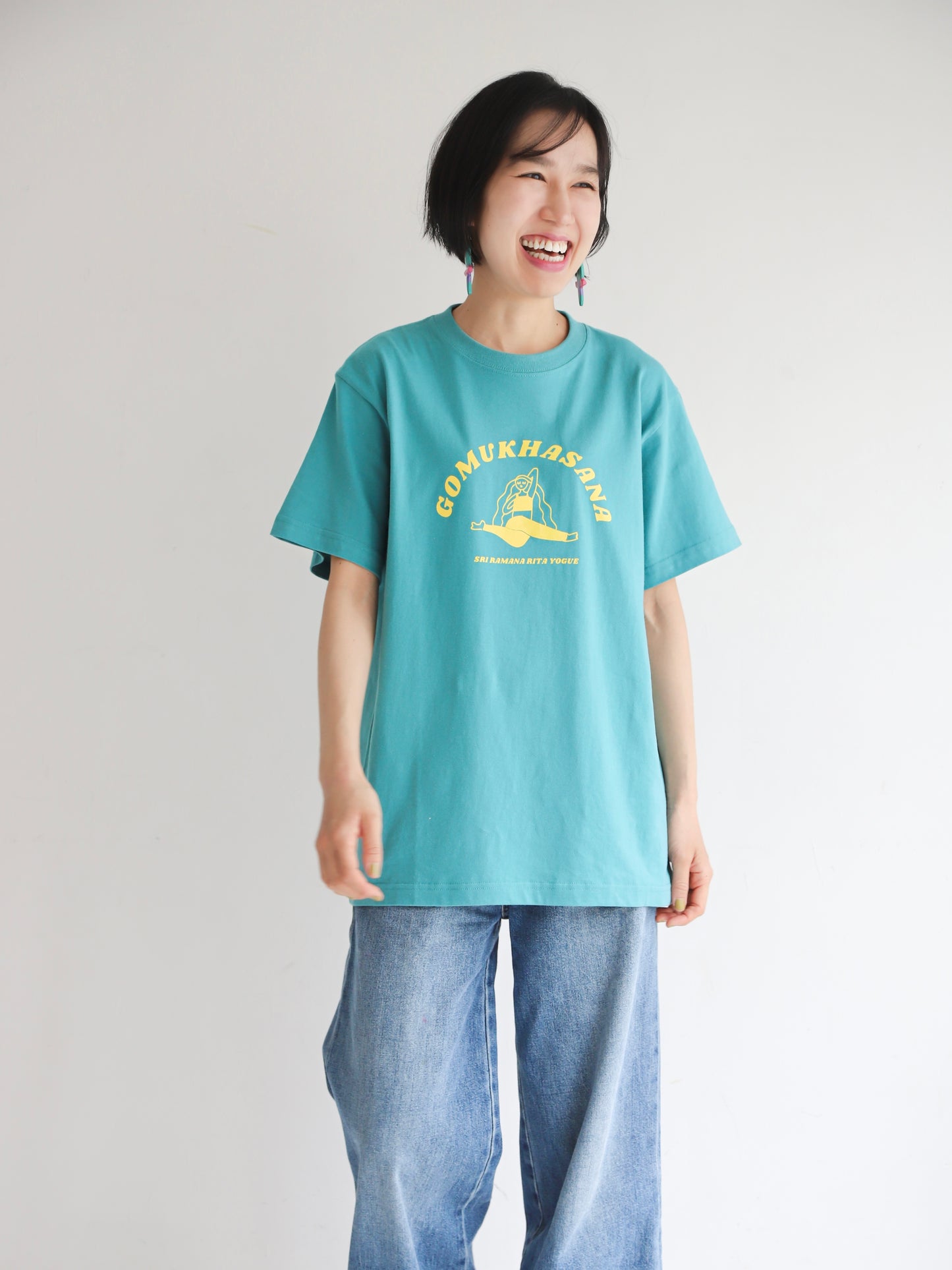 SRI.RAMANA.RITA.YOGUE  GOMUKHASANA　ゴームカーサナ／牛の顔のポーズ　Tシャツ(ビーチグリーン×イエロー））