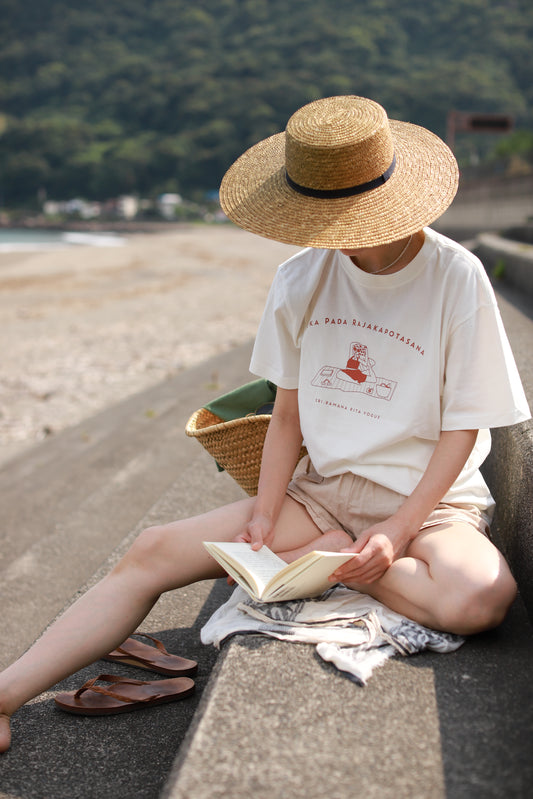 SRI.RAMANA.RITA.YOGUE/EKA PADA RAJAKAPOTASANA Tシャツ（白×赤）