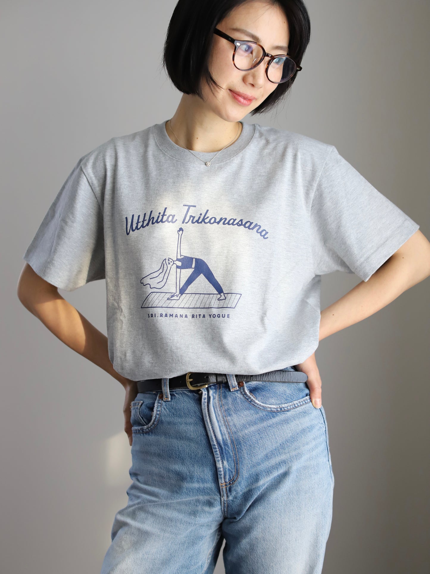 SRI.RAMANA.RITA.YOGUE Utthita Trikonasana Tシャツ（ライトグレー×ネイビー）
