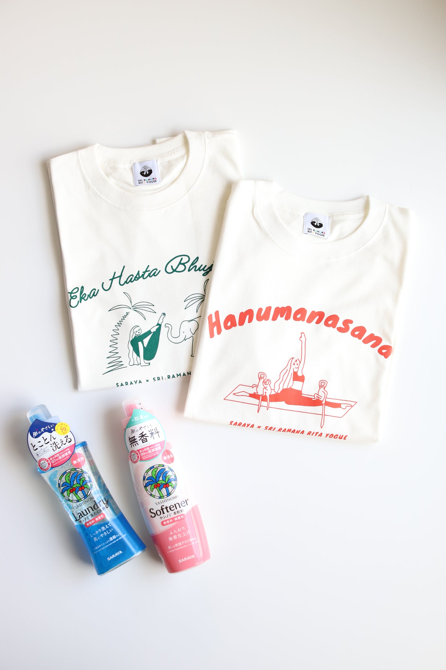【限定】SARAYA × SRI.RAMANA RITA YOGUE　Hanumansana Tシャツ（オフホワイト×ライトレッド）