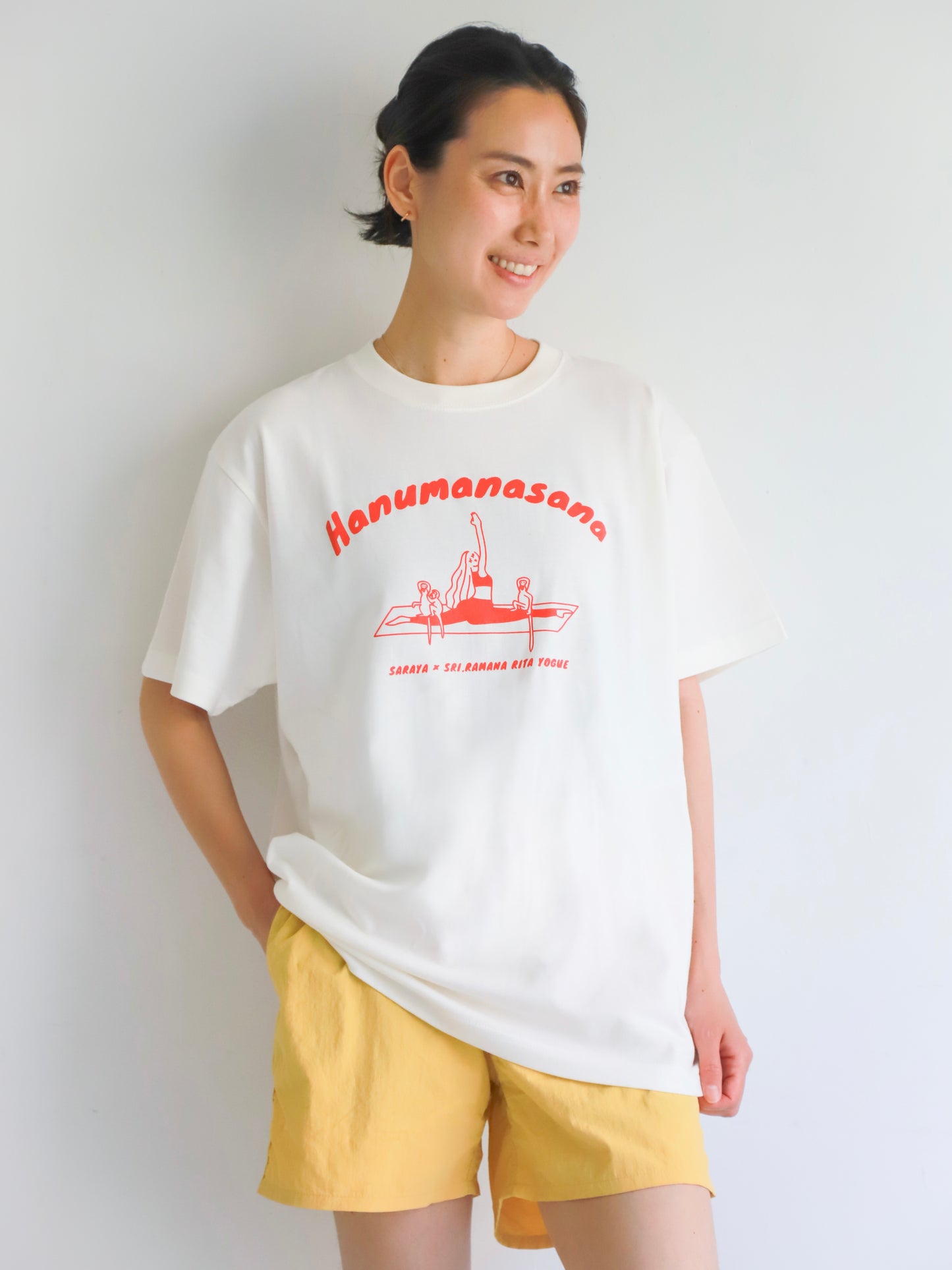 【限定】SARAYA × SRI.RAMANA RITA YOGUE　Hanumansana Tシャツ（オフホワイト×ライトレッド）