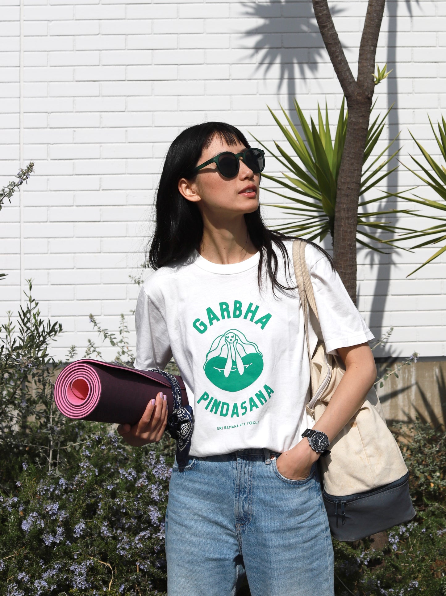 SRI.RAMANA.RITA.YOGUE／GARBHA PINDASNA Tシャツ（白× グリーン）
