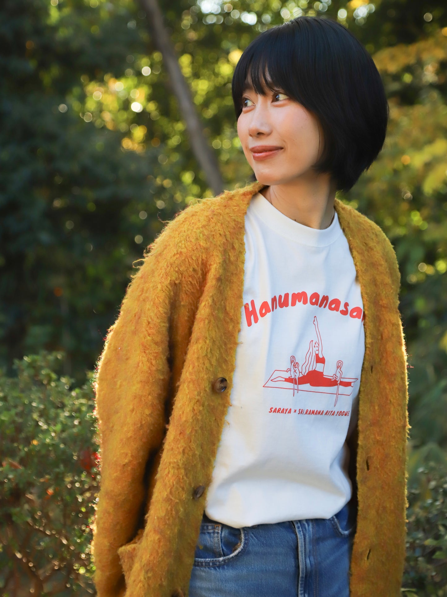 【限定】SARAYA × SRI.RAMANA RITA YOGUE　Hanumansana Tシャツ（オフホワイト×ライトレッド）