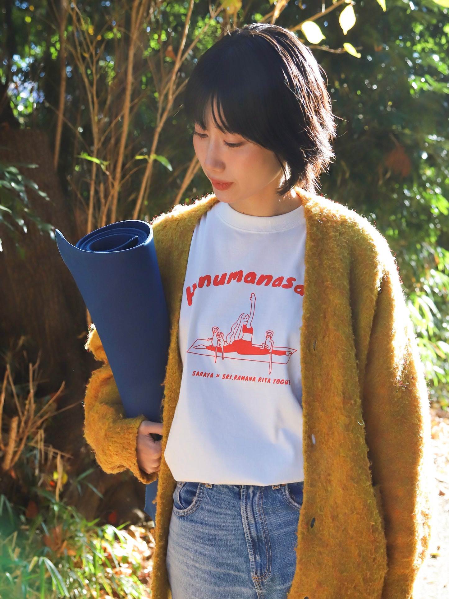 【限定】SARAYA × SRI.RAMANA RITA YOGUE　Hanumansana Tシャツ（オフホワイト×ライトレッド）