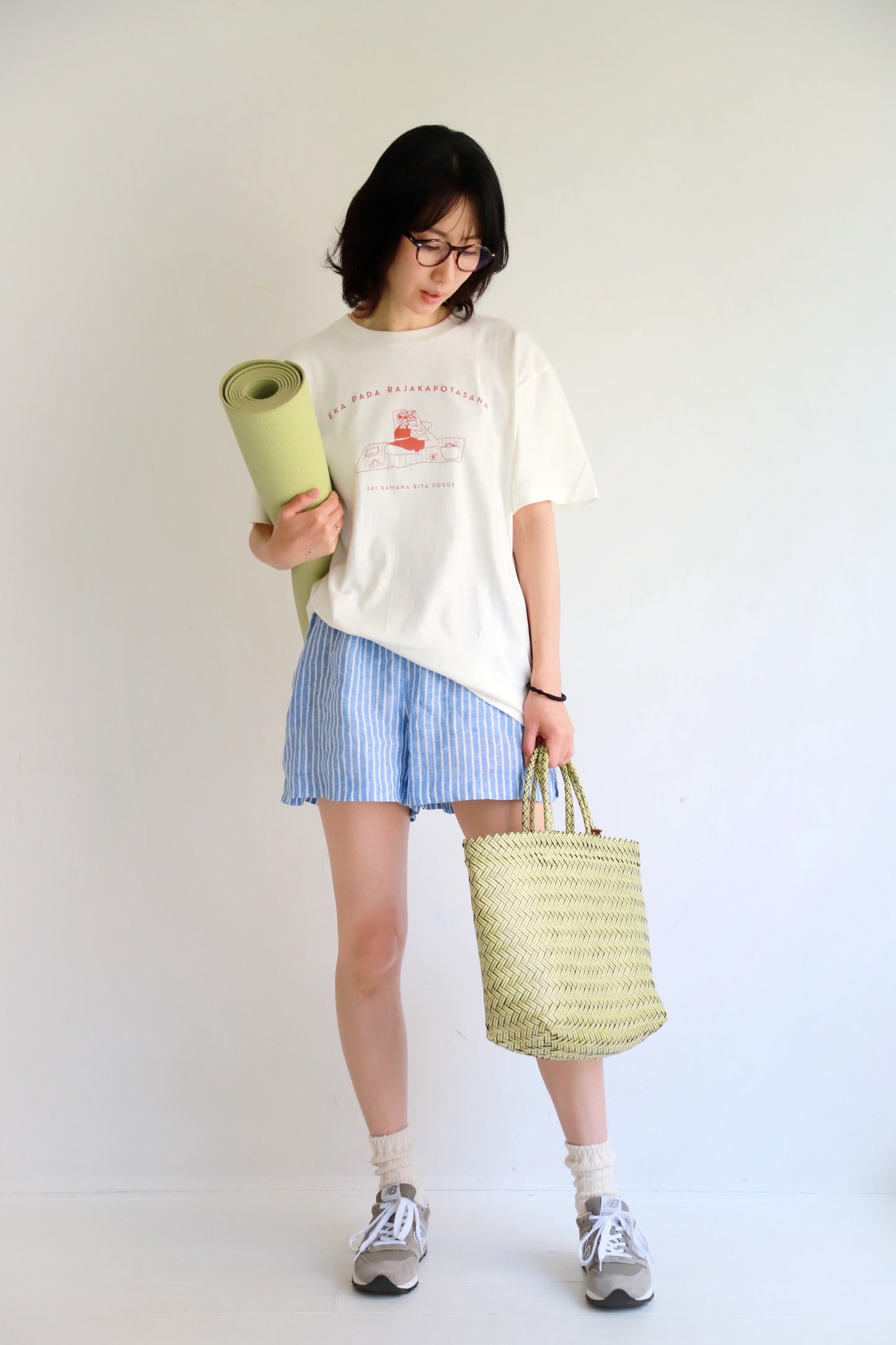 SRI.RAMANA.RITA.YOGUE/EKA PADA RAJAKAPOTASANA Tシャツ（白×テラコッタレッド）