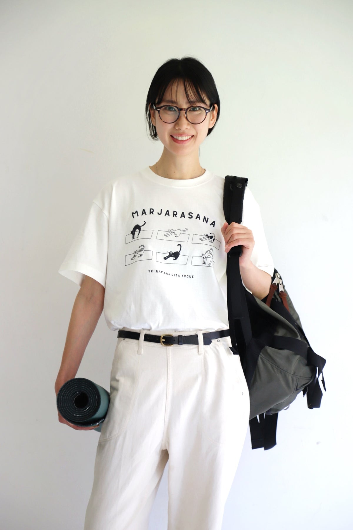 MARJARASANA | 猫のポーズ Tシャツ　オフホワイト×ブラック