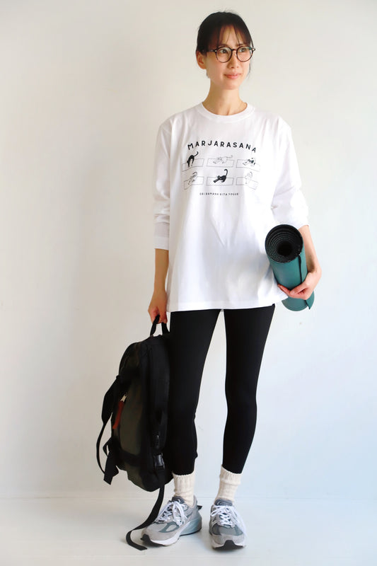 SRI.RAMANA.RITA.YOGUE MARJARASANA 猫のポーズ ロングTシャツ（白×黒）