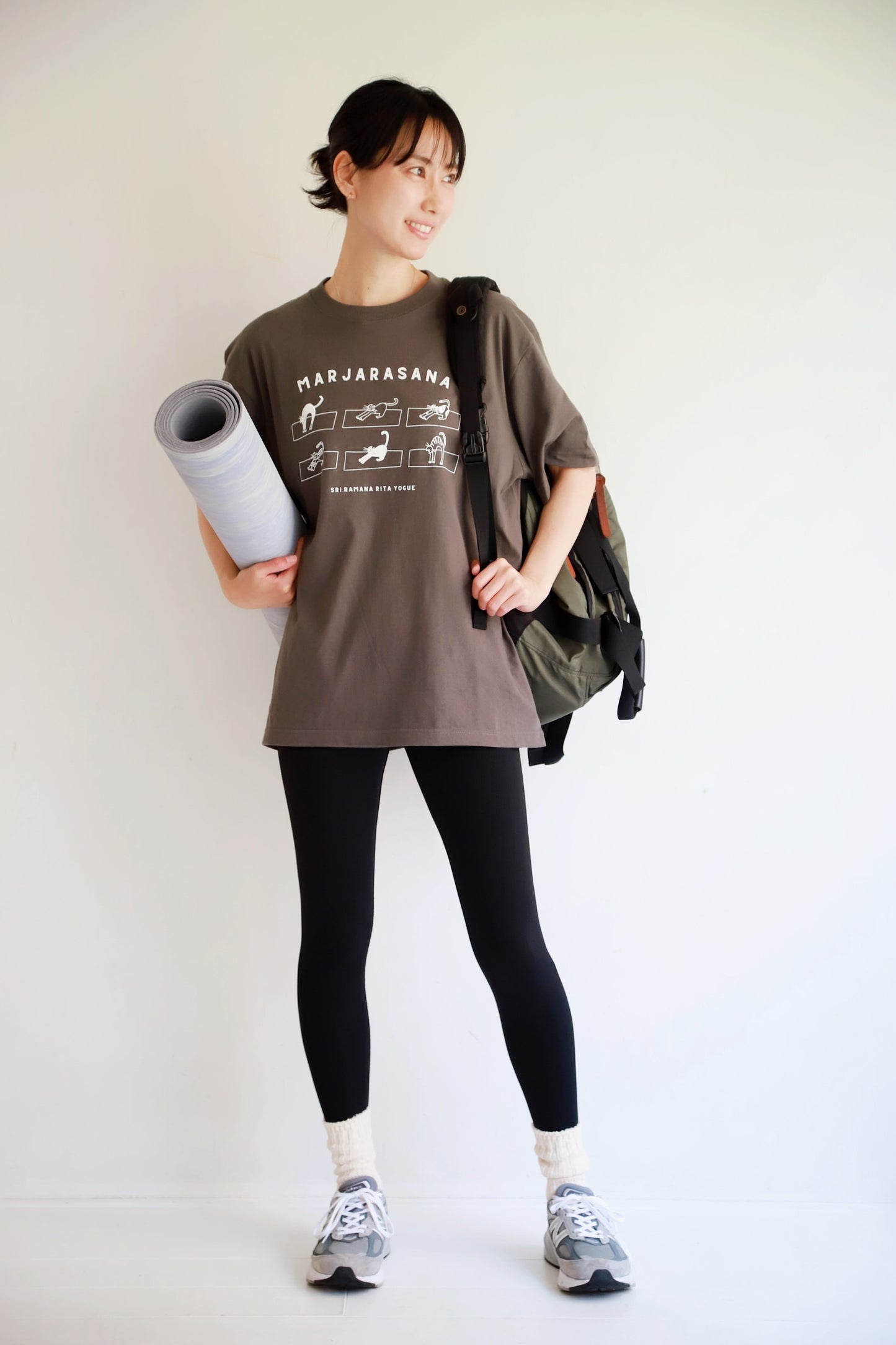 SRI.RAMANA.RITA.YOGUE MARJARASANA 猫のポーズ Tシャツ(ライトブラック×白）