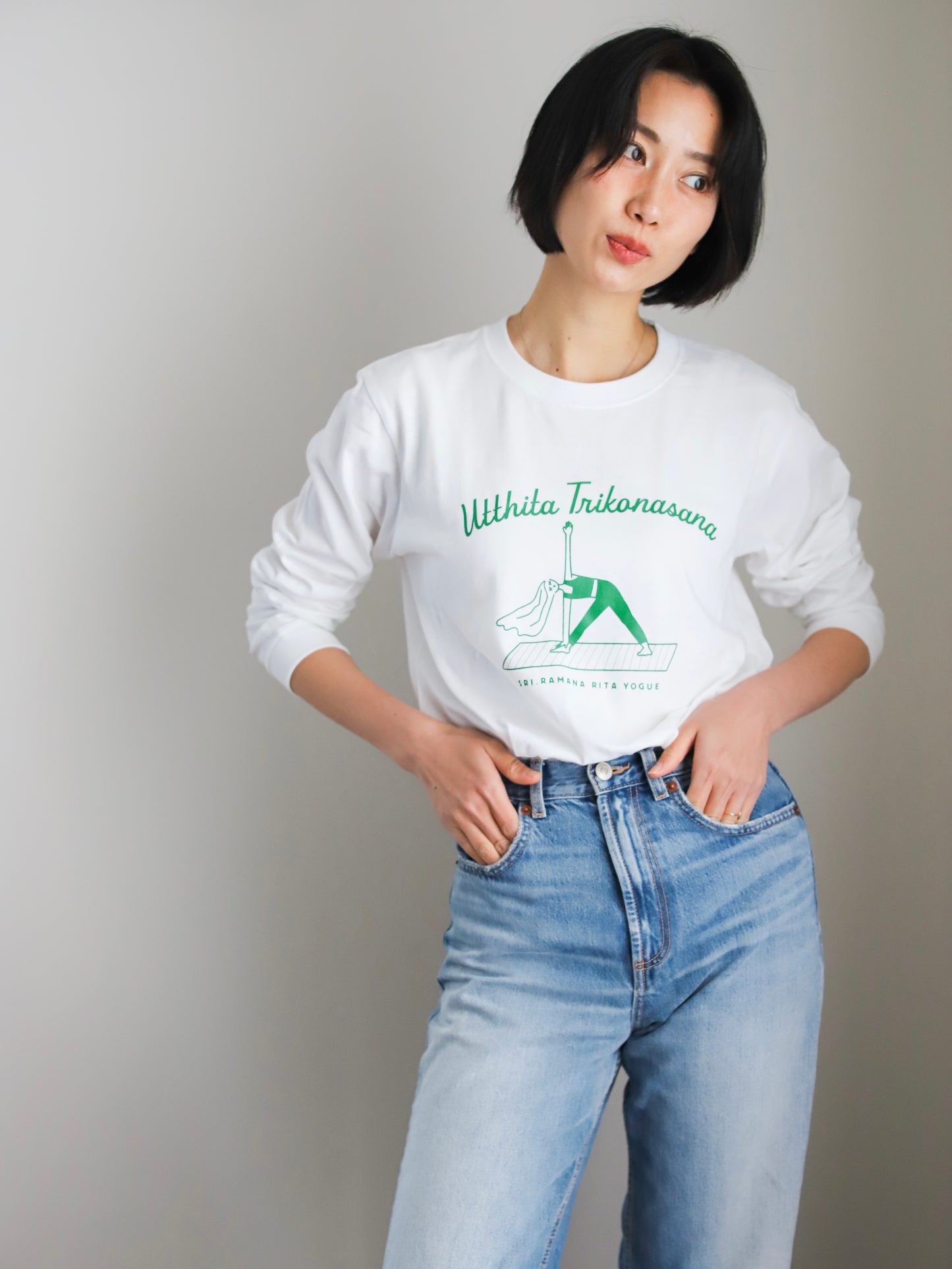 SRI.RAMANA.RITA.YOGUE Utthita Trikonasana  ロングTシャツ（ホワイト×グリーン）