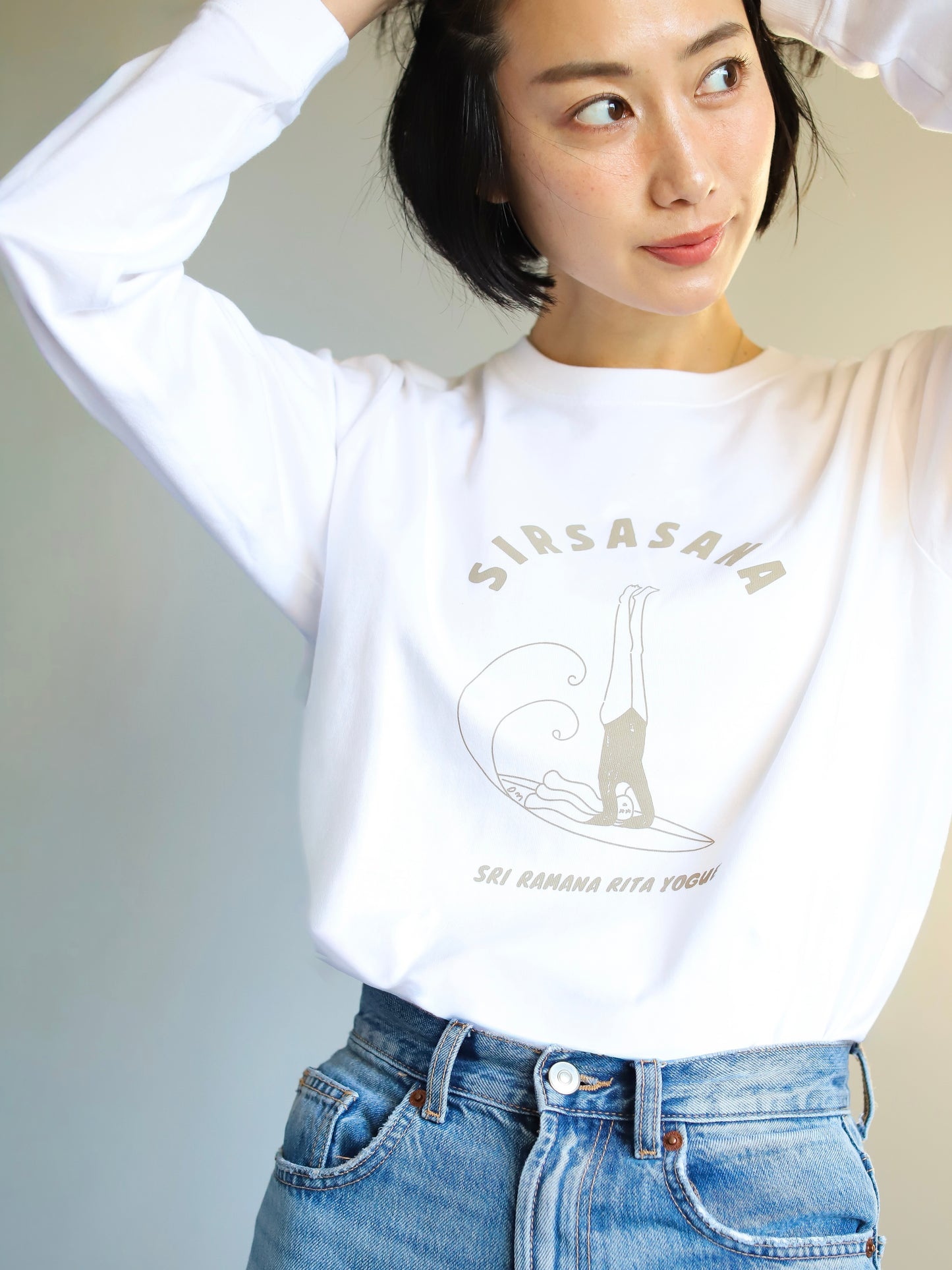 SRI.RAMANA RITA YOGUE SIRSASANA ロングTシャツ（ホワイト×ウォームグレー）