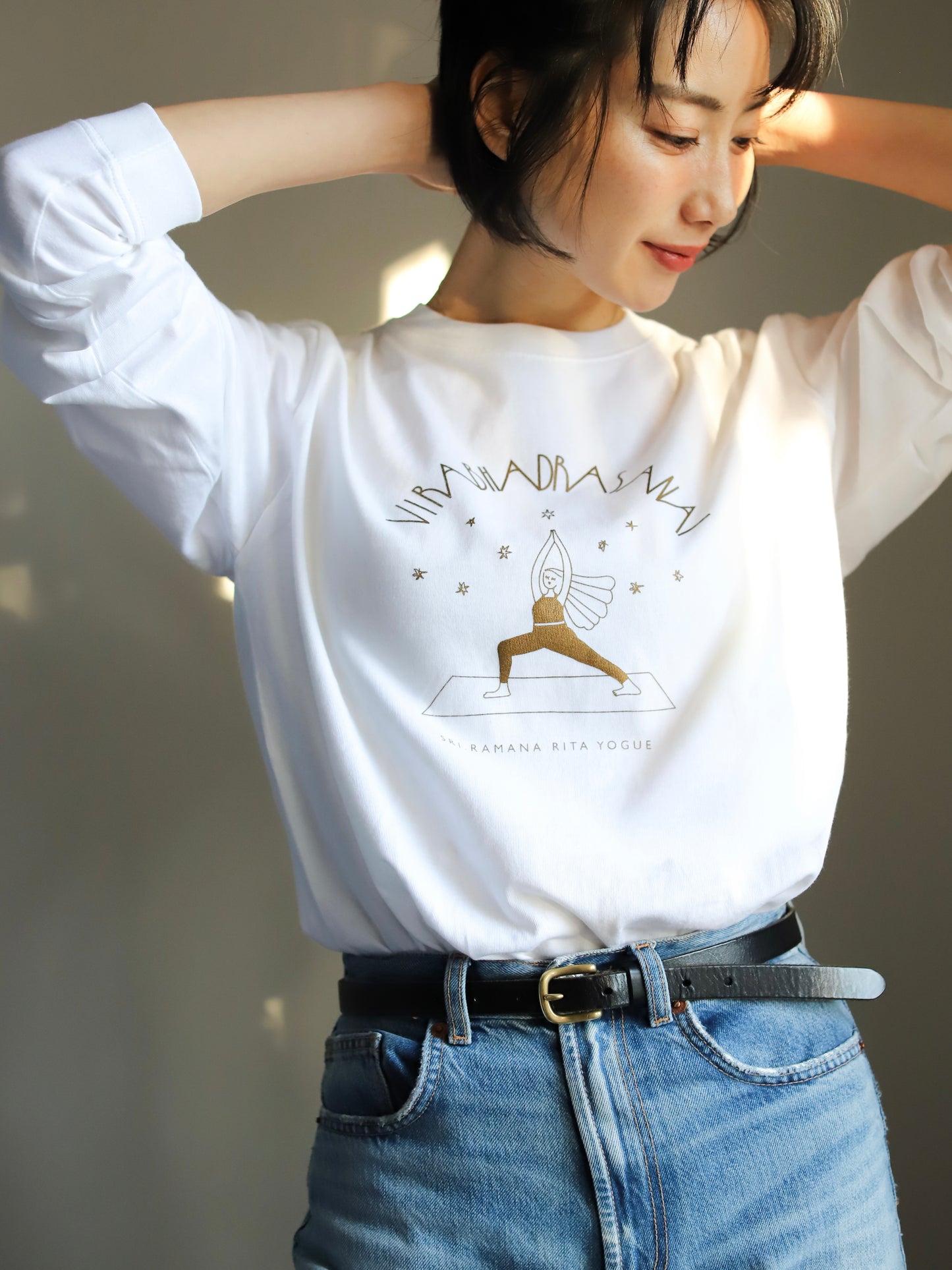 SRI.RAMANA.RITA.YOGUE VirabhadrasanaⅠ  ロングTシャツ（ホワイト×ゴールド）