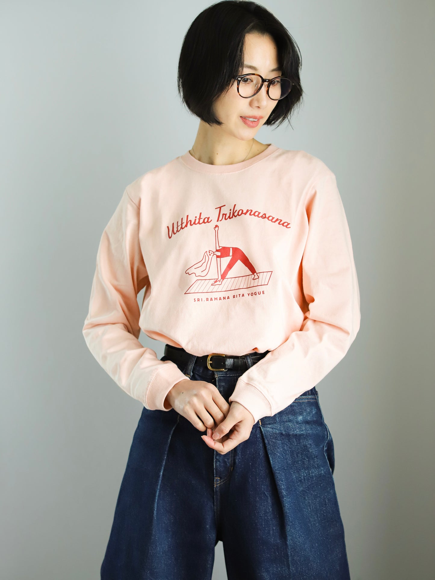 SRI.RAMANA.RITA.YOGUE Utthita Trikonasana  ロングTシャツ（サーモンピンク×レッド）
