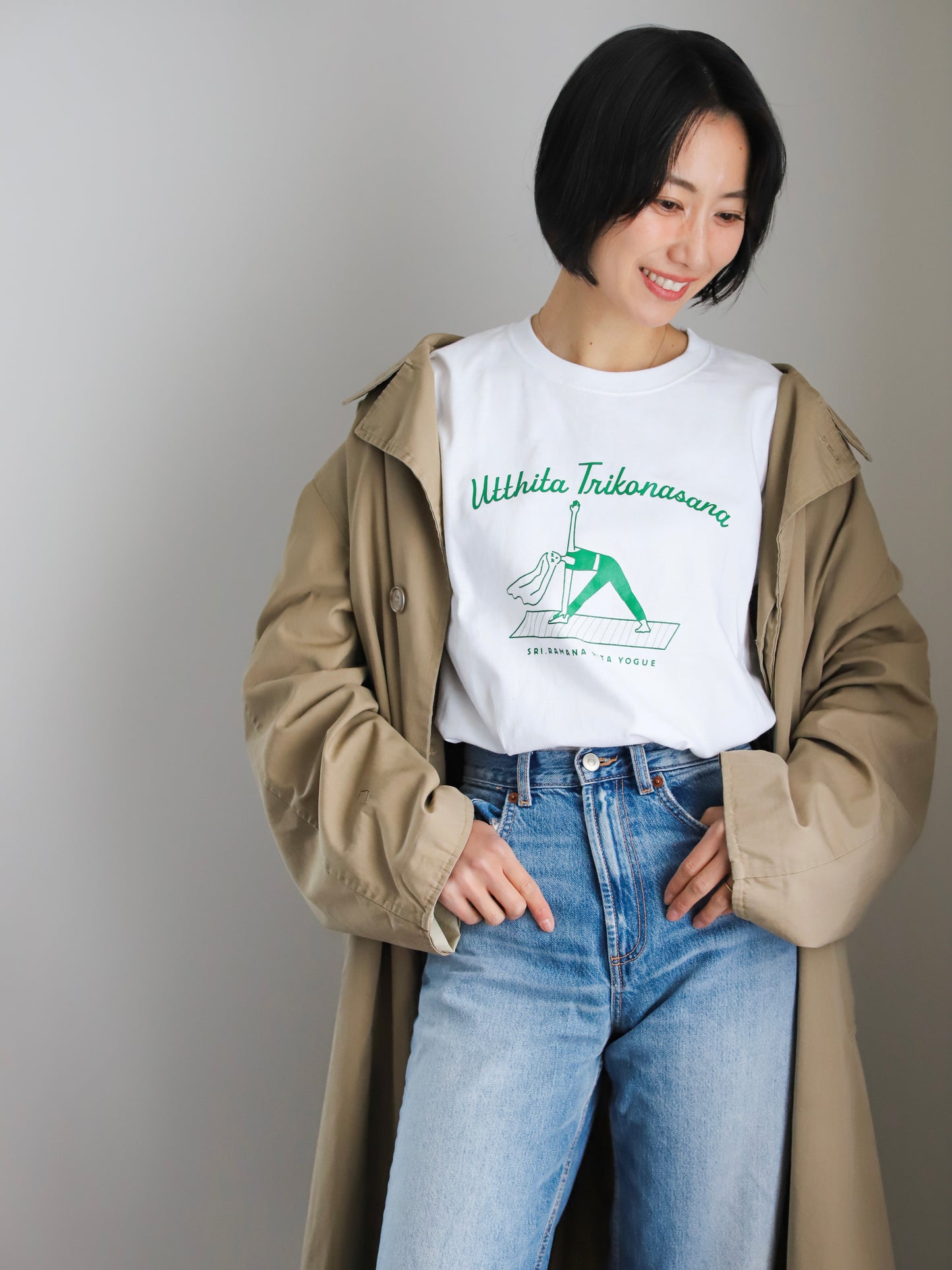 SRI.RAMANA.RITA.YOGUE Utthita Trikonasana  ロングTシャツ（ホワイト×グリーン）