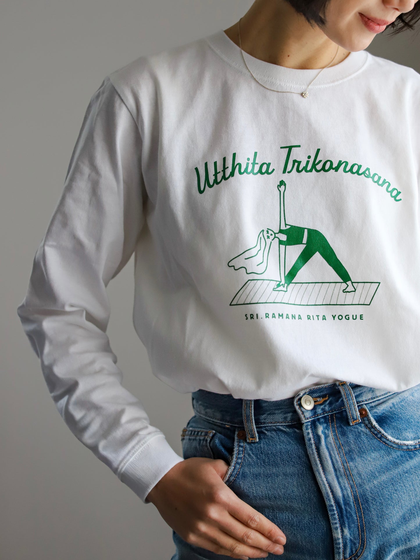 SRI.RAMANA.RITA.YOGUE Utthita Trikonasana  ロングTシャツ（ホワイト×グリーン）