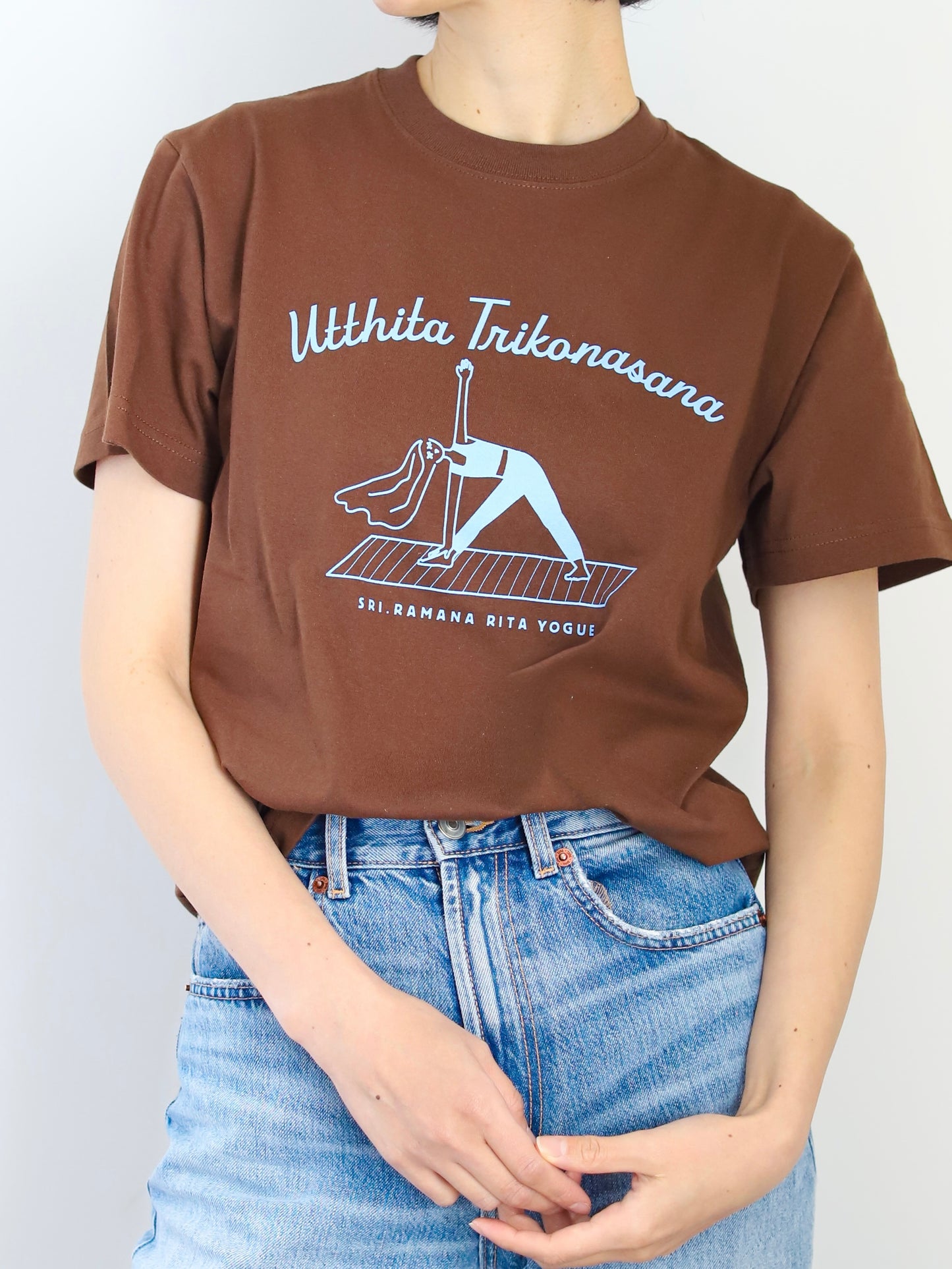 SRI.RAMANA.RITA.YOGUE Utthita Trikonasana  Tシャツ（ブラウン×ライトスカイブルー）