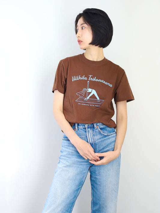SRI.RAMANA.RITA.YOGUE Utthita Trikonasana  Tシャツ（ブラウン×ライトスカイブルー）