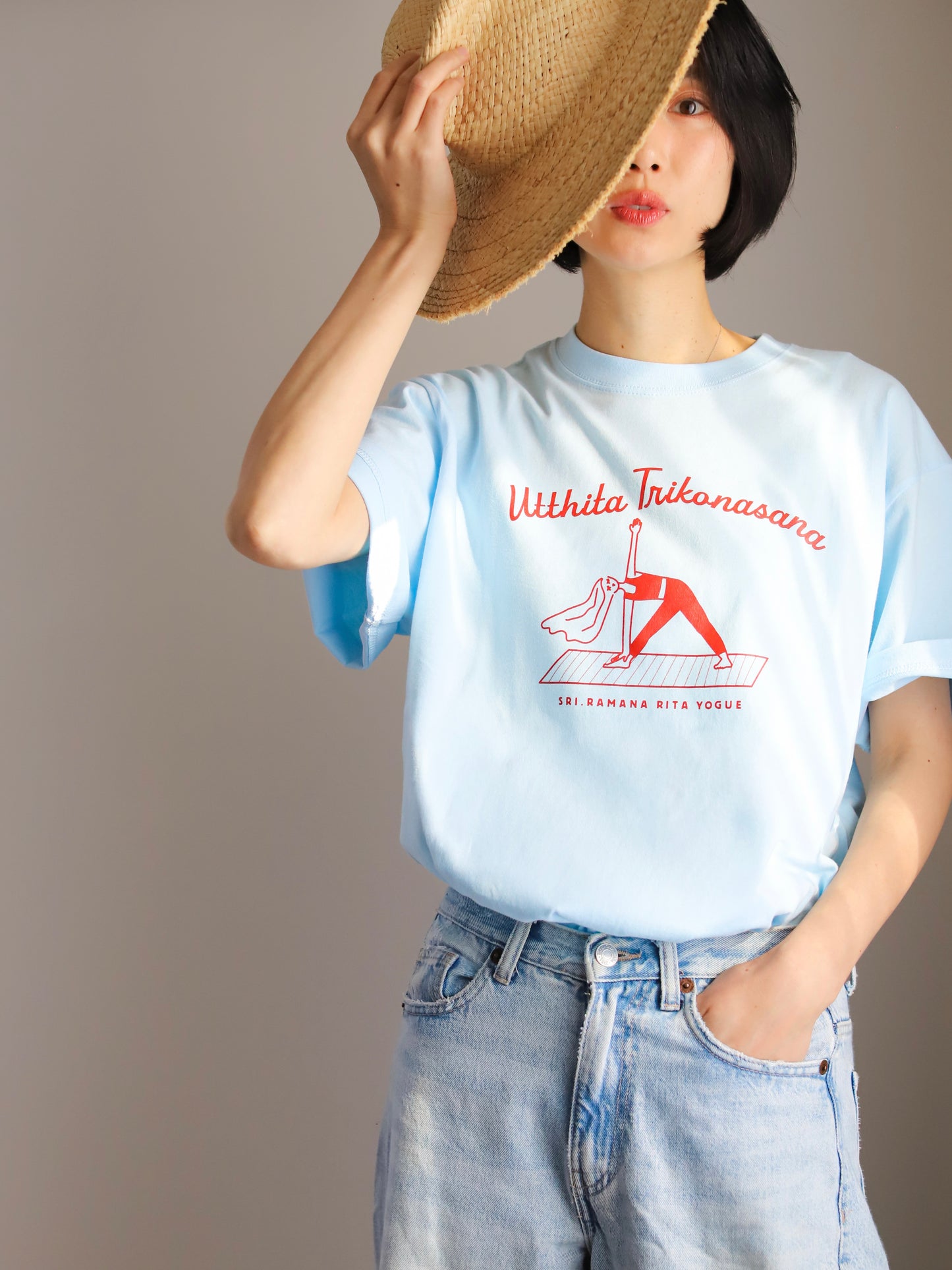 SRI.RAMANA.RITA.YOGUE Utthita Trikonasana  Tシャツ（ライトブルー×レッド）